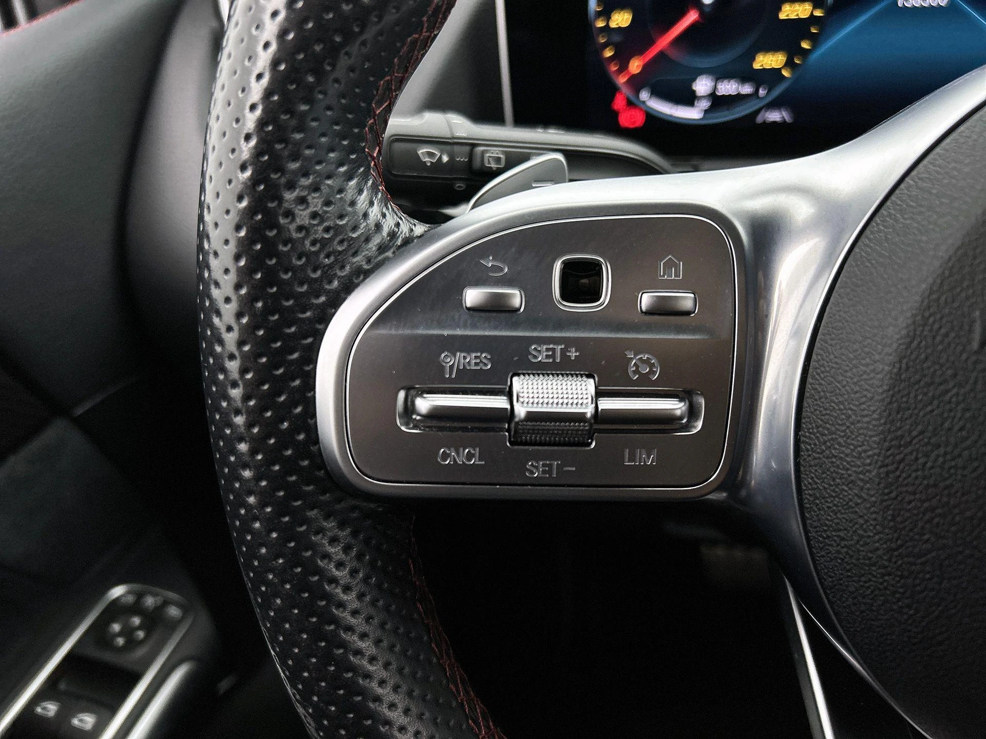 Mercedes-Benz-B-Klasse-image-7