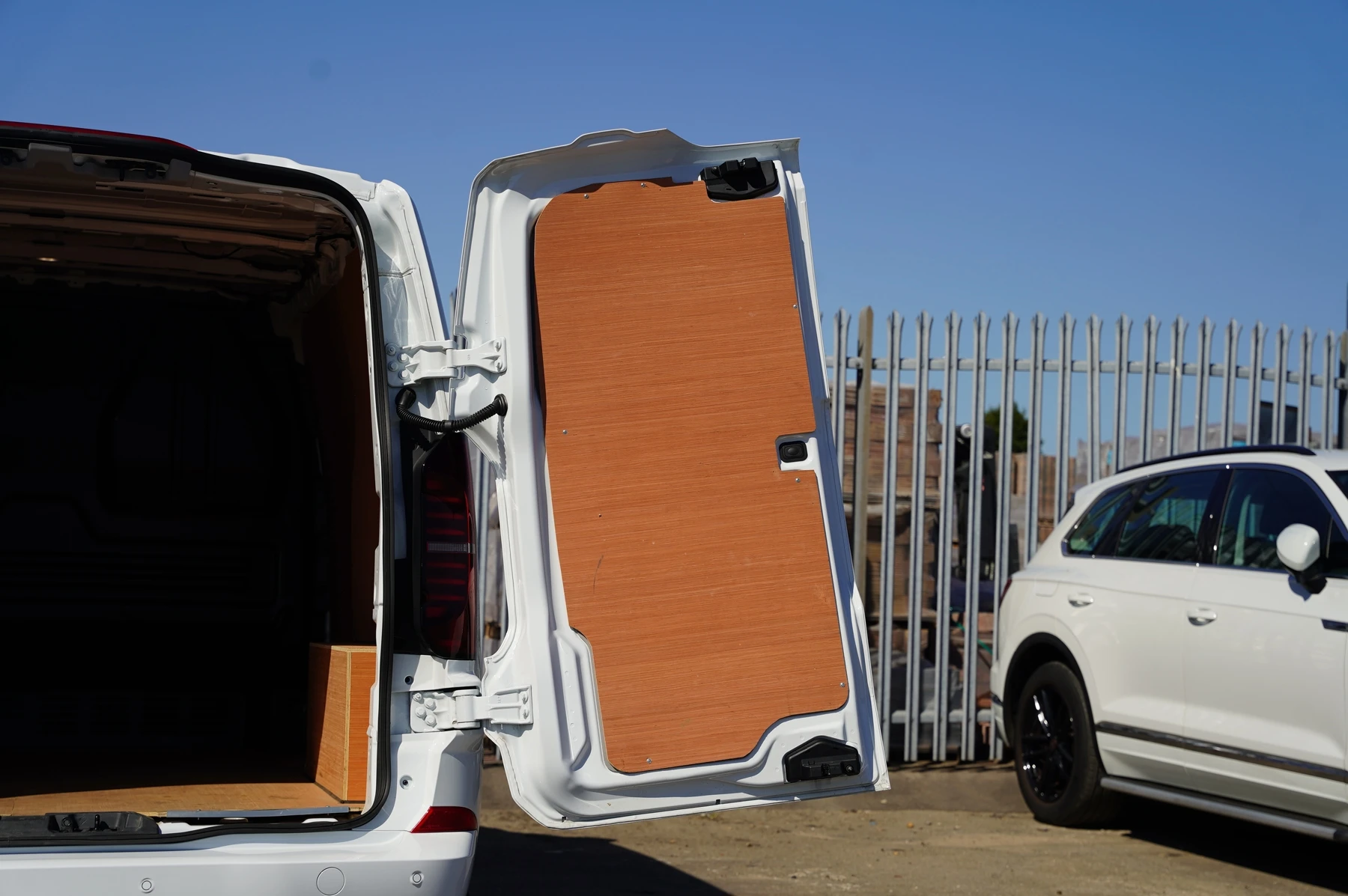 Volkswagen-Transporter-image-25