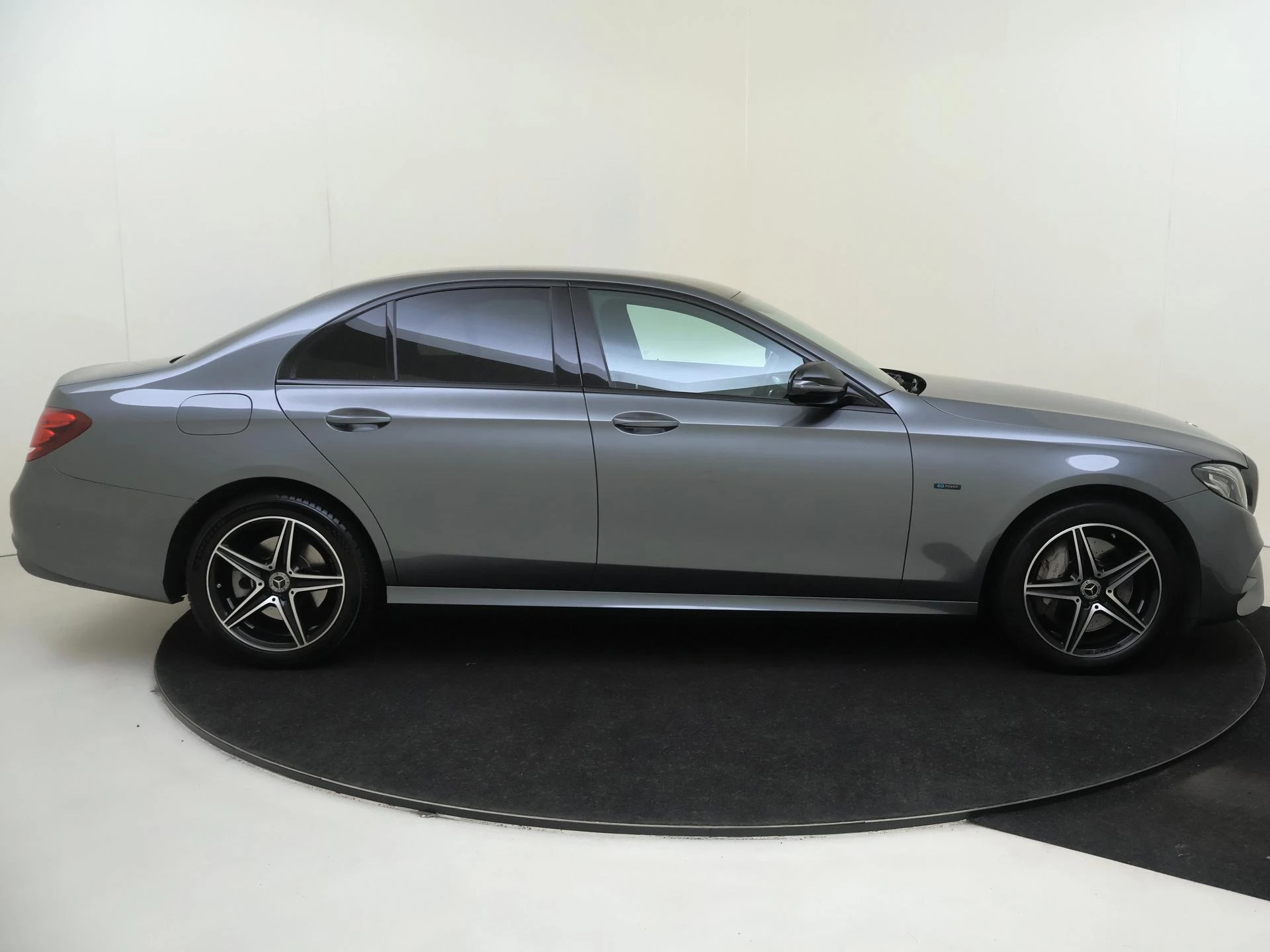 Mercedes-Benz-E-Klasse-image-8