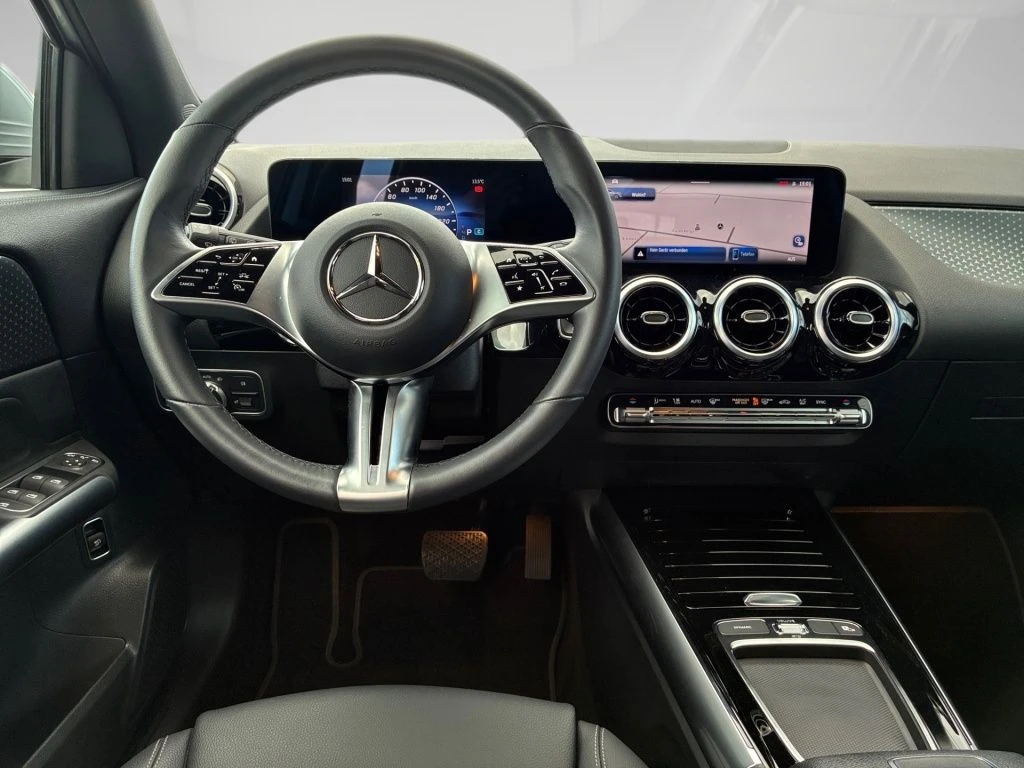 Mercedes-Benz-GLA 200 d-image-9