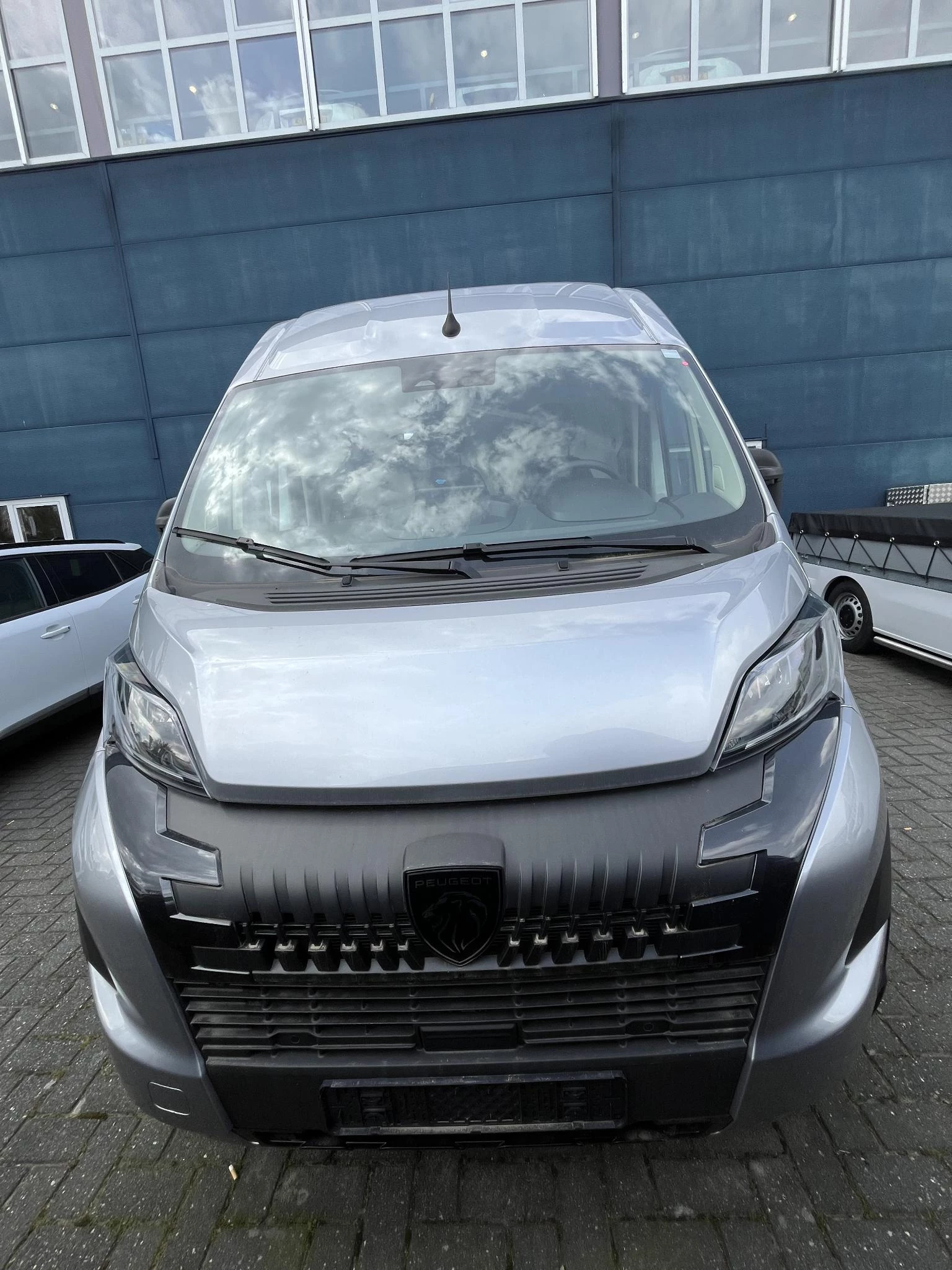 Peugeot-e-Boxer-image-2