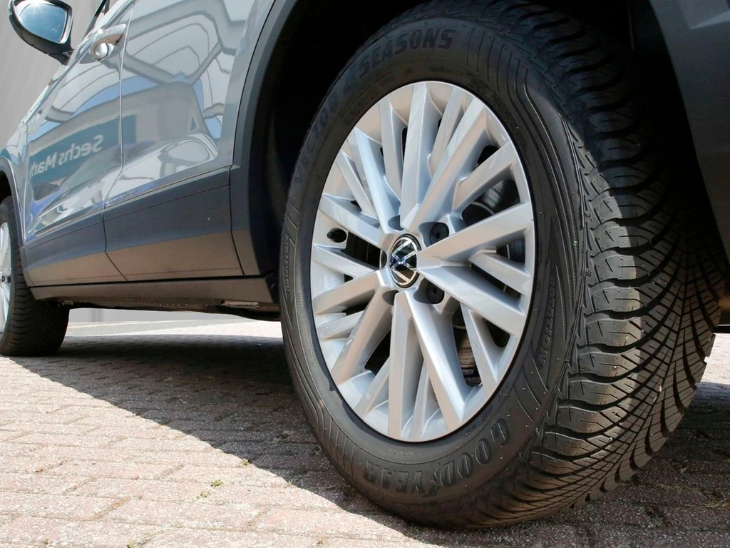 Volkswagen T-Roc 1.5 TSI DSG Life 16" LM NAVI RFK LED SHZ ACC