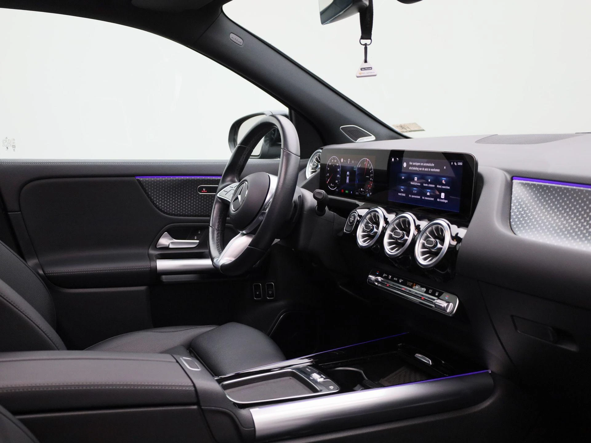 Mercedes-Benz-GLA-image-35