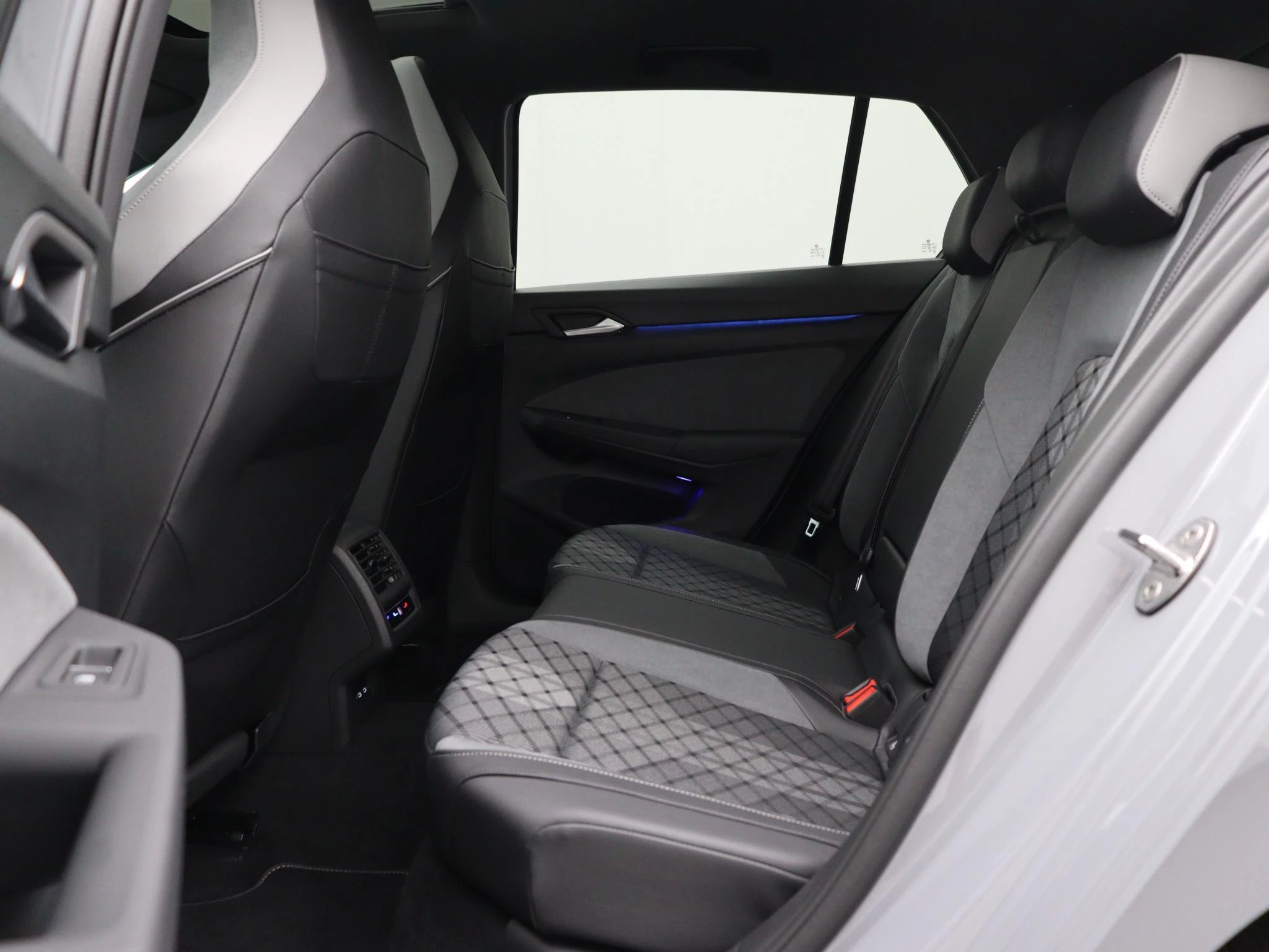 Volkswagen-Golf-image-11