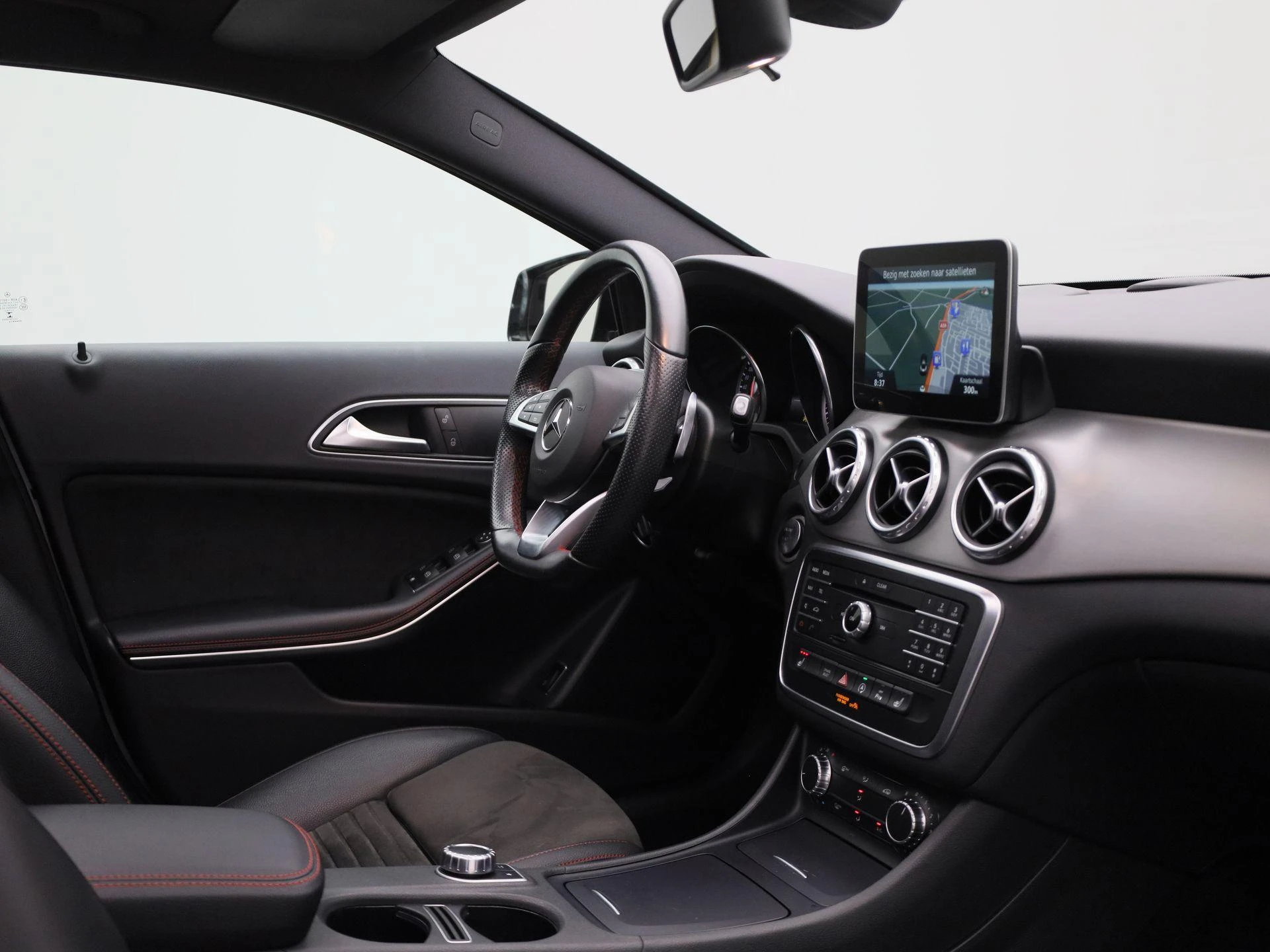 Mercedes-Benz-GLA-image-30