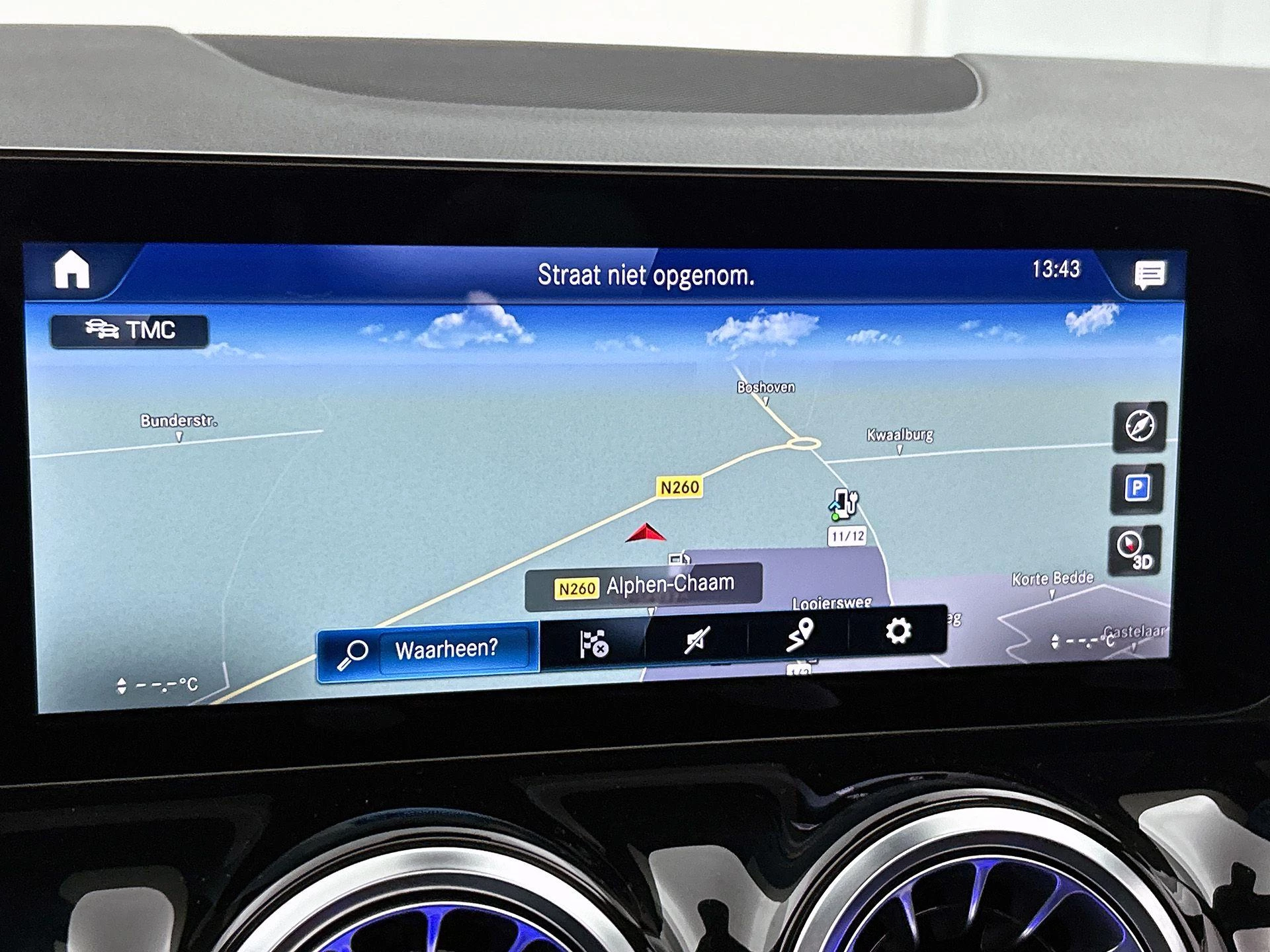 Mercedes-Benz-GLA-image-37