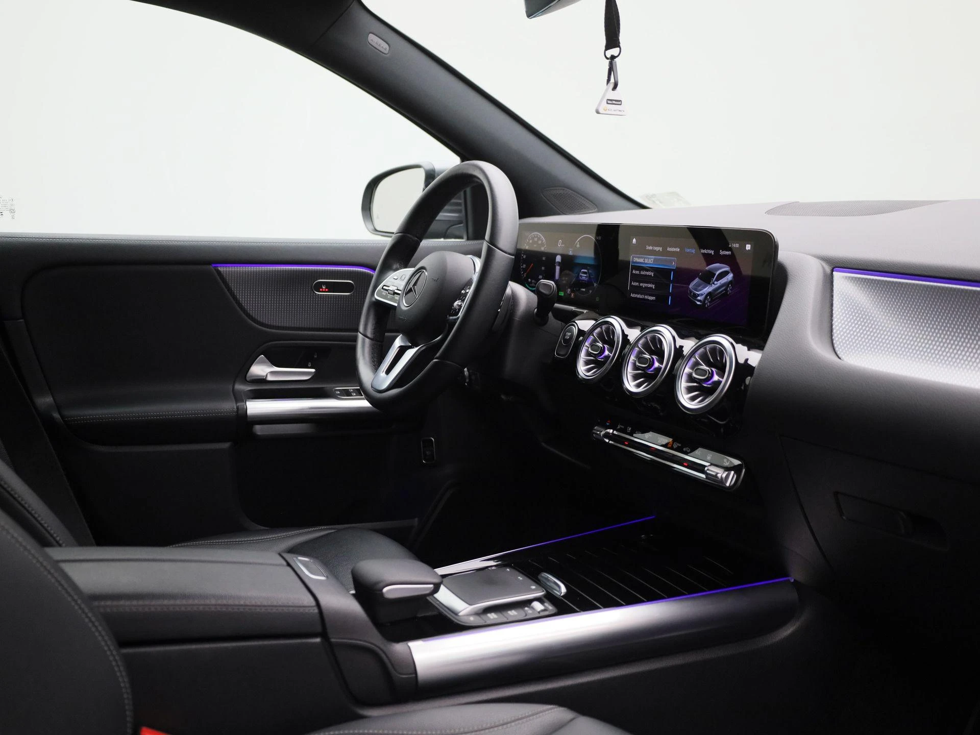 Mercedes-Benz-EQA-image-35
