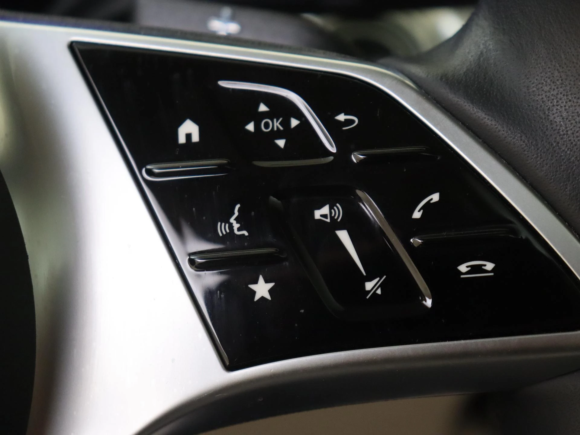 Mercedes-Benz-EQB-image-12