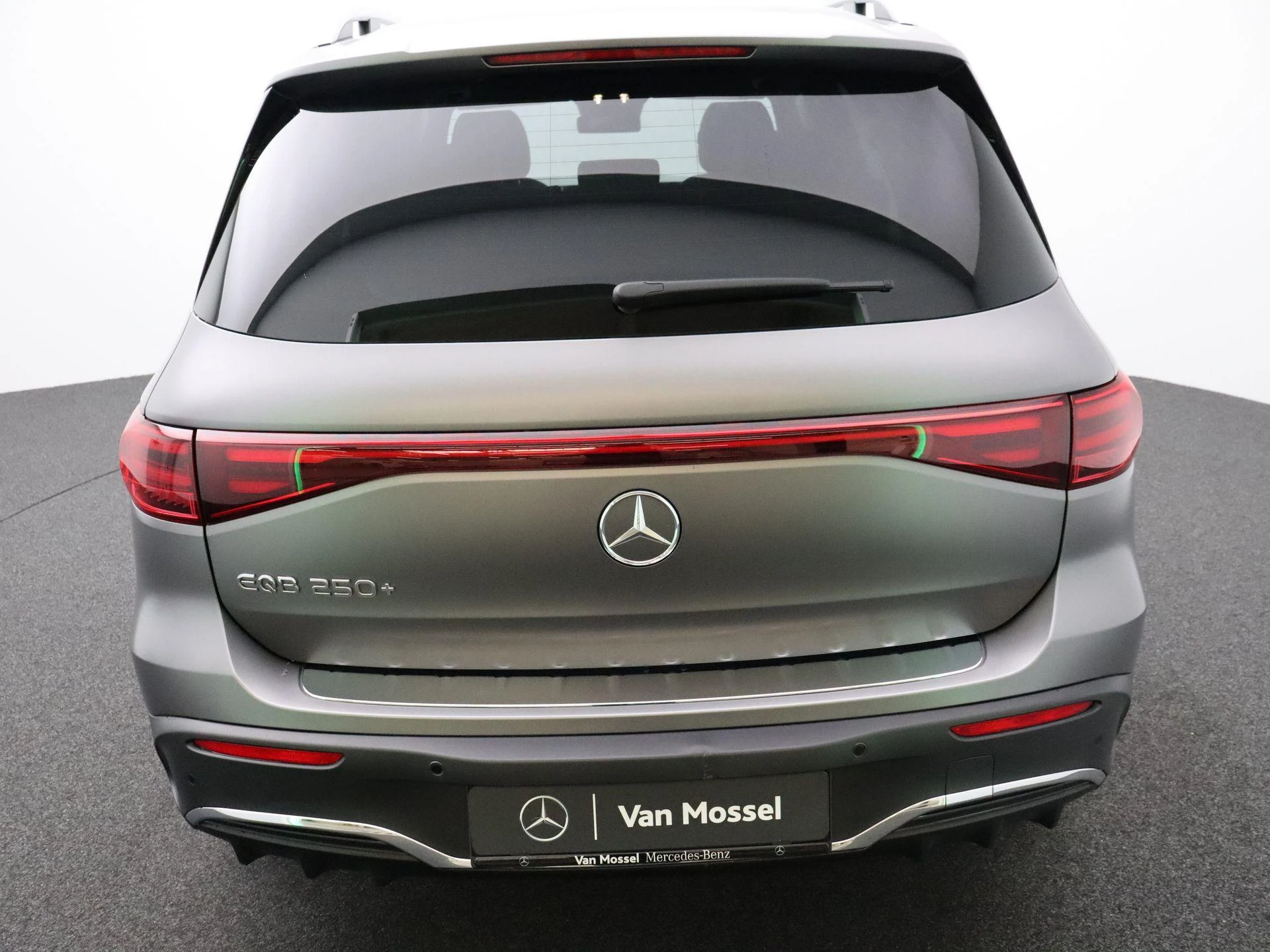 Mercedes-Benz-EQB-image-25
