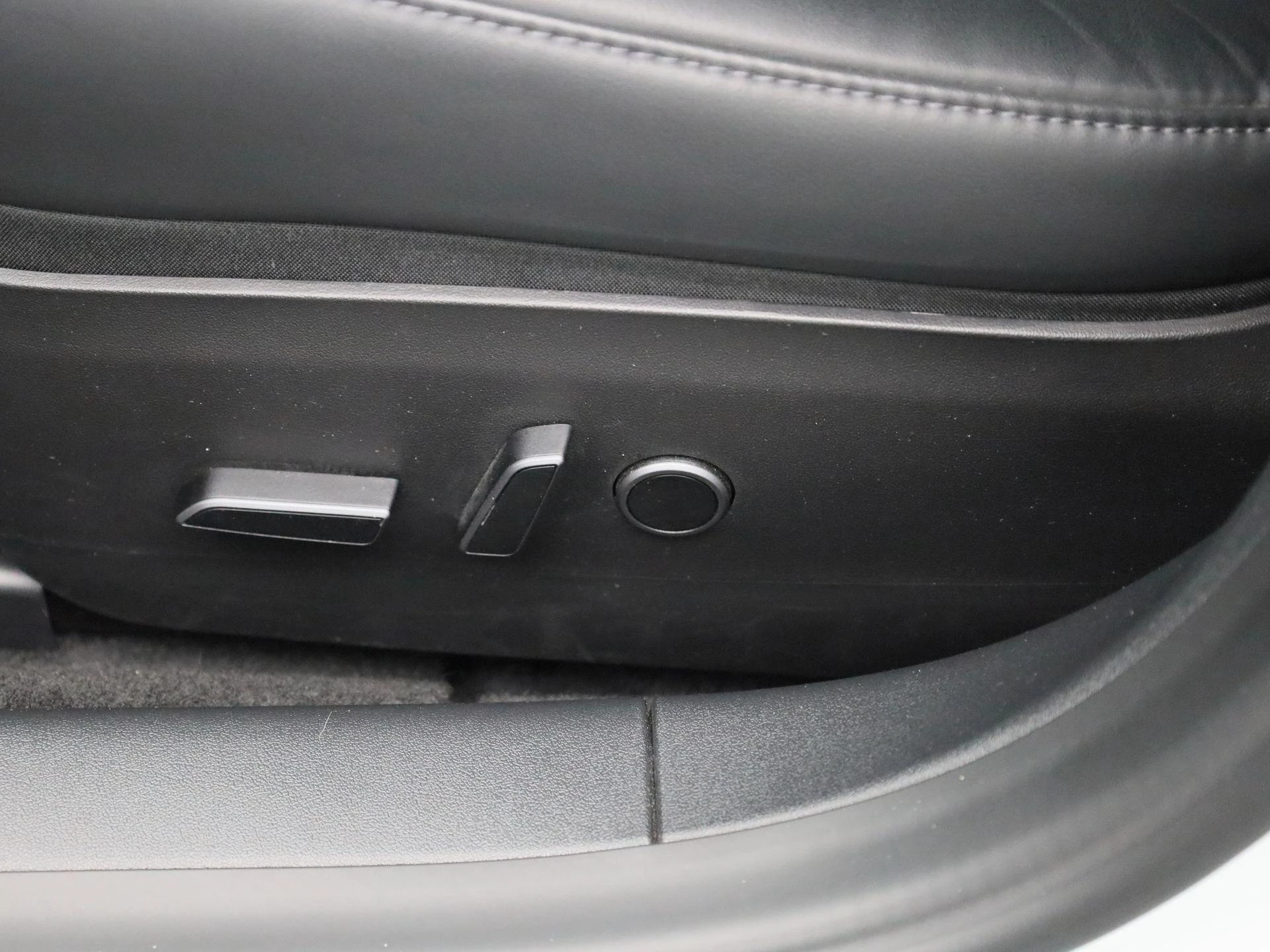 Tesla-Model 3-image-27