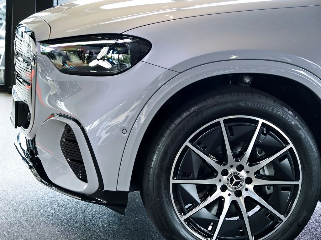 Mercedes-Benz-GLC 400-image-3