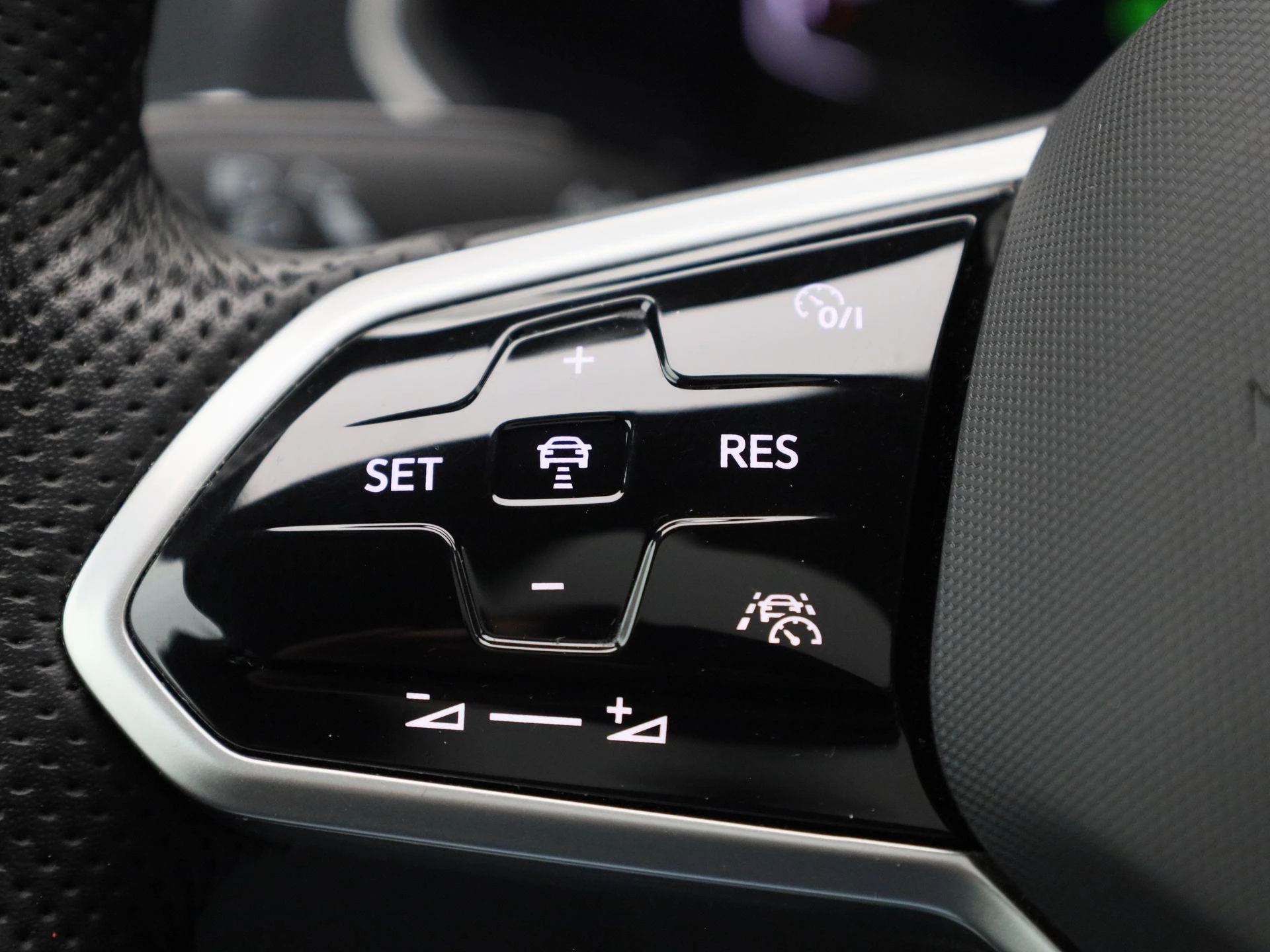Volkswagen-Tiguan-image-19