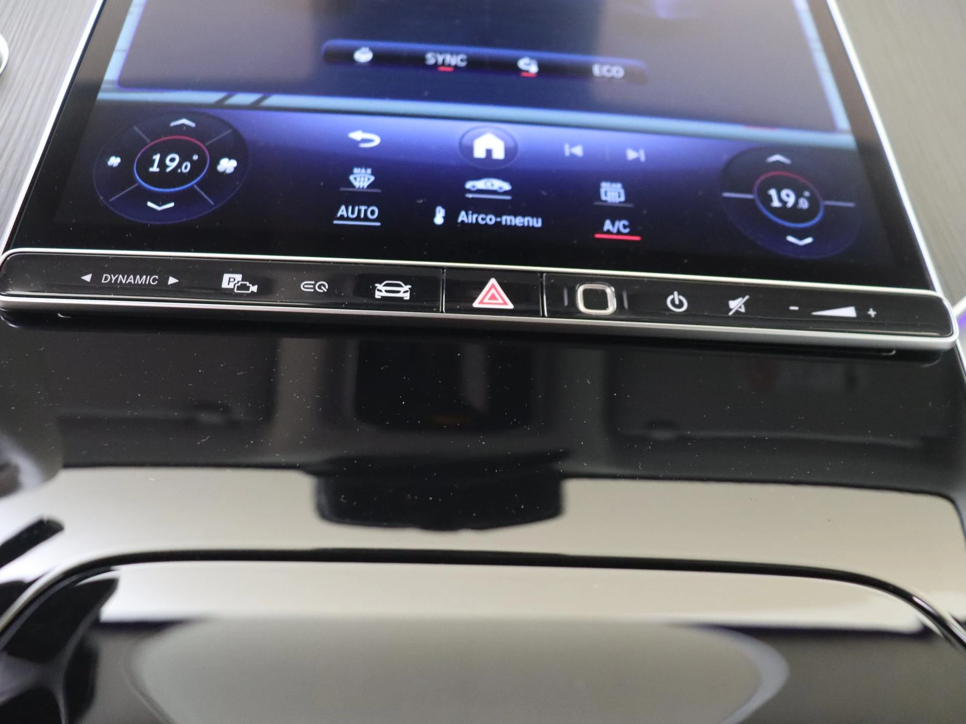 Mercedes-Benz-EQE-image-20