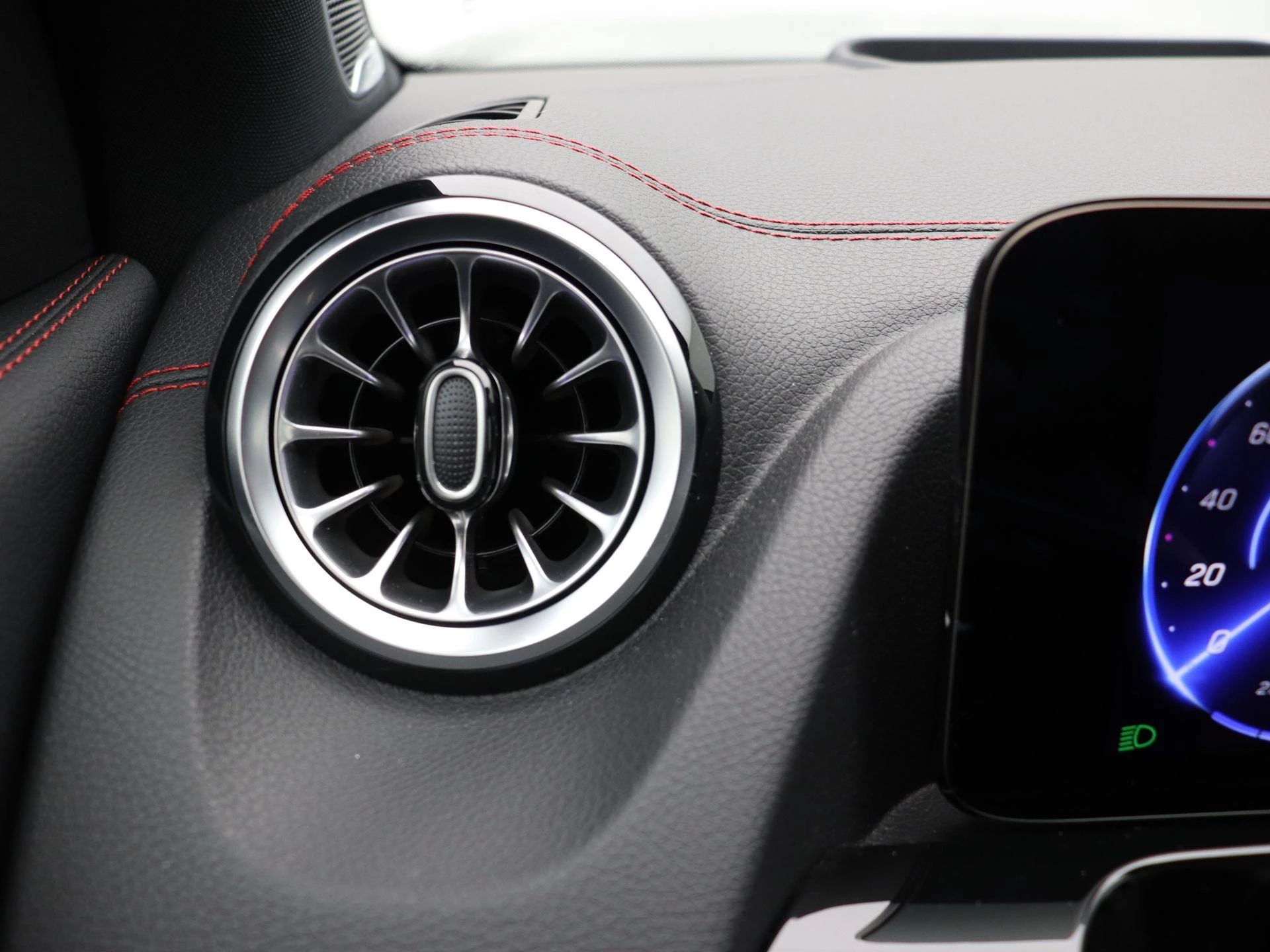 Mercedes-Benz EQA 250+ STAR EDITION + AMG + PANO DAK + BURMESTER + TREKHAAK + HEAD UP