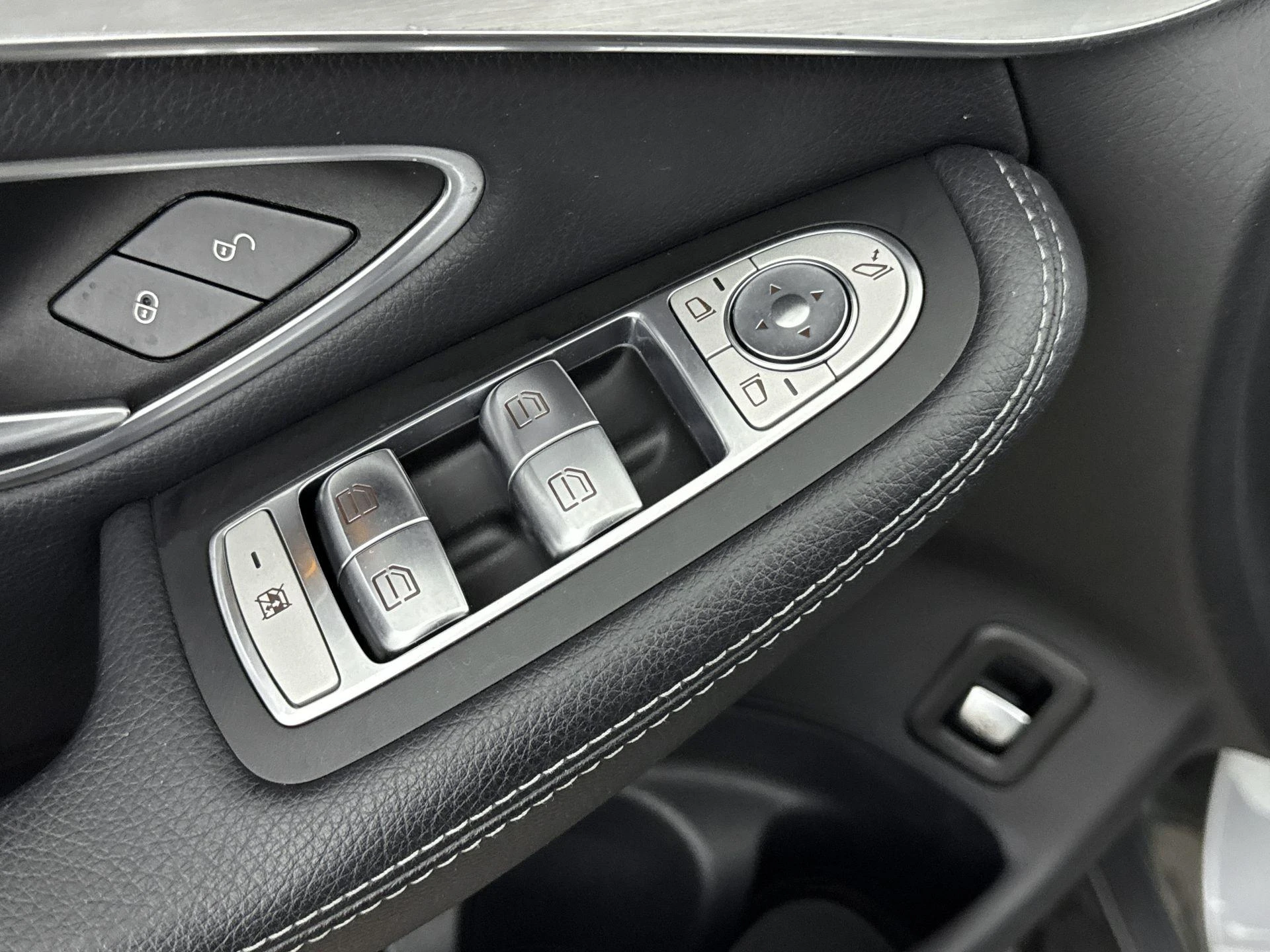 Mercedes-Benz-GLC-image-26