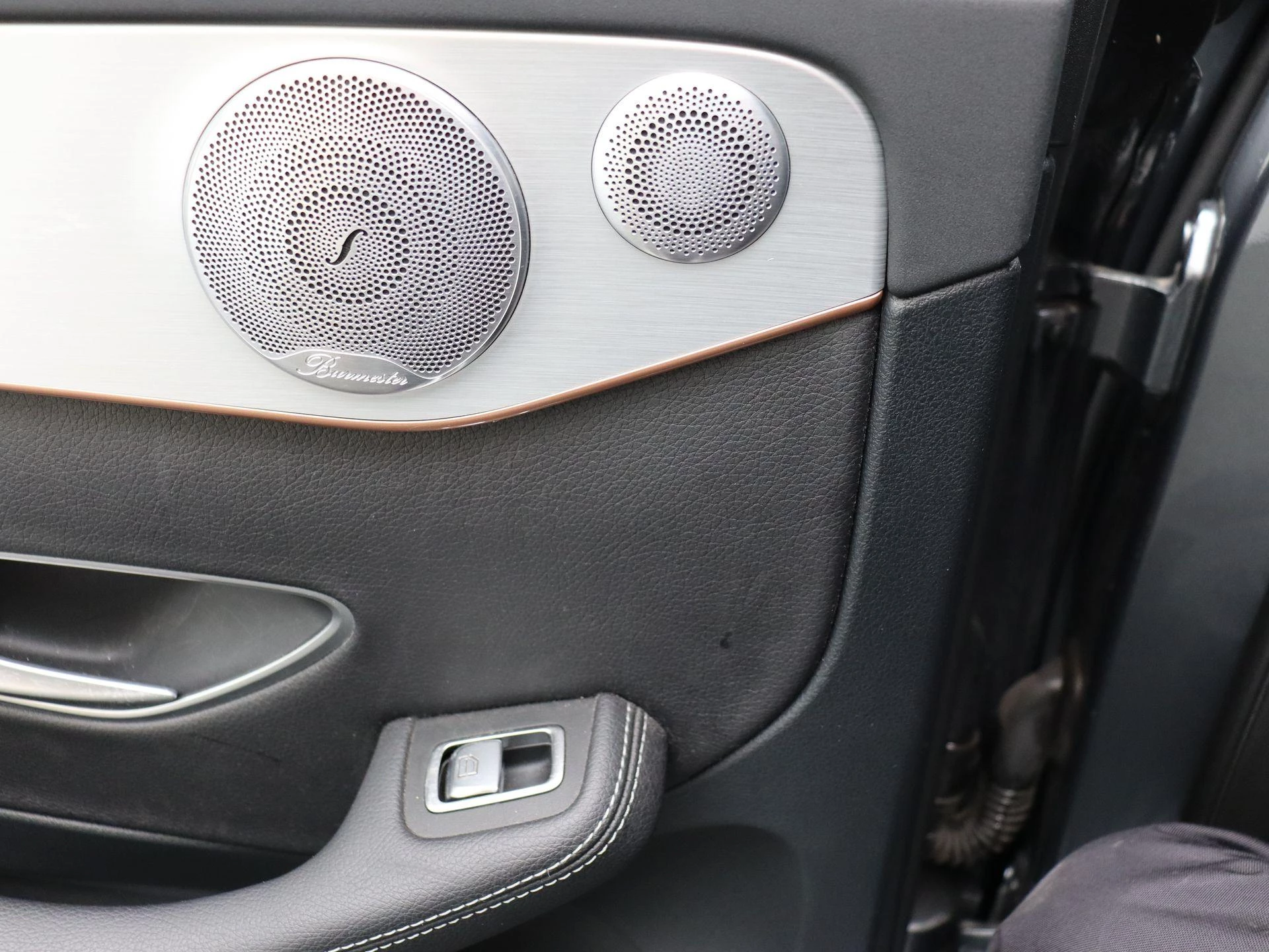 Mercedes-Benz-EQC-image-18