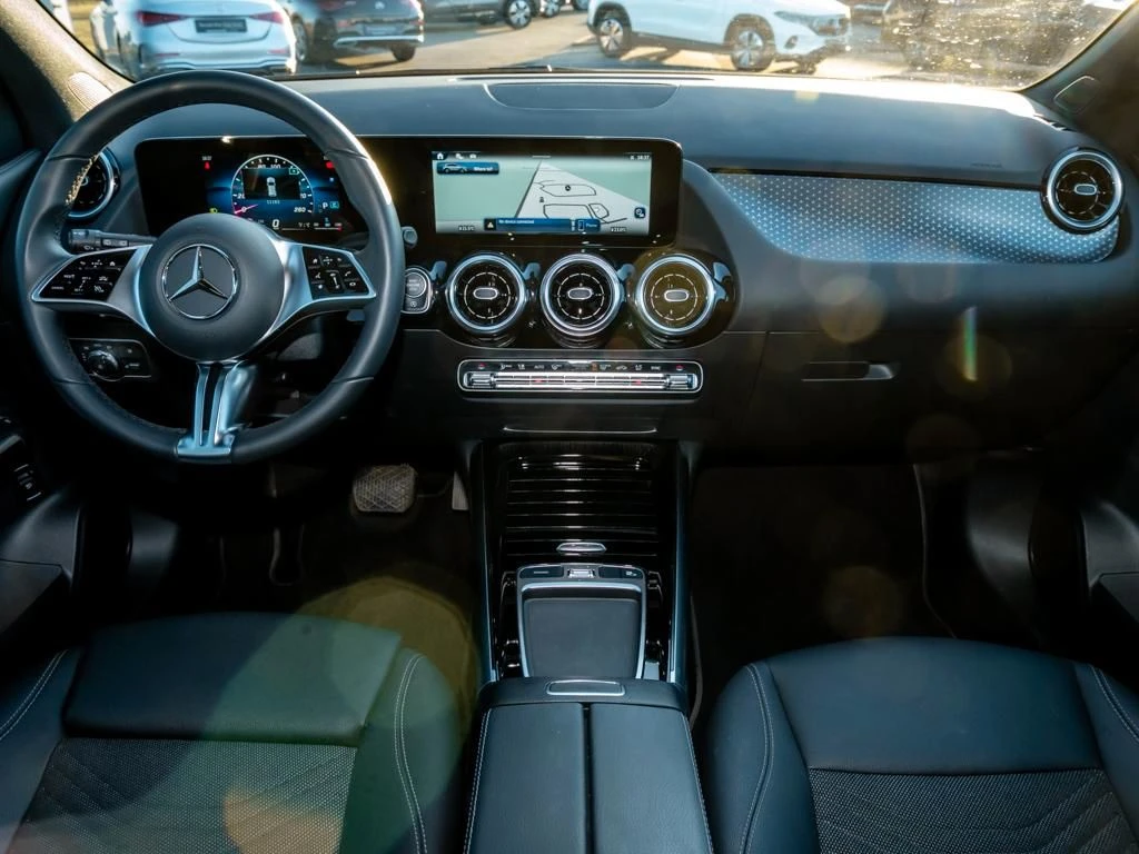 Mercedes-Benz-GLA 200 d-image-13