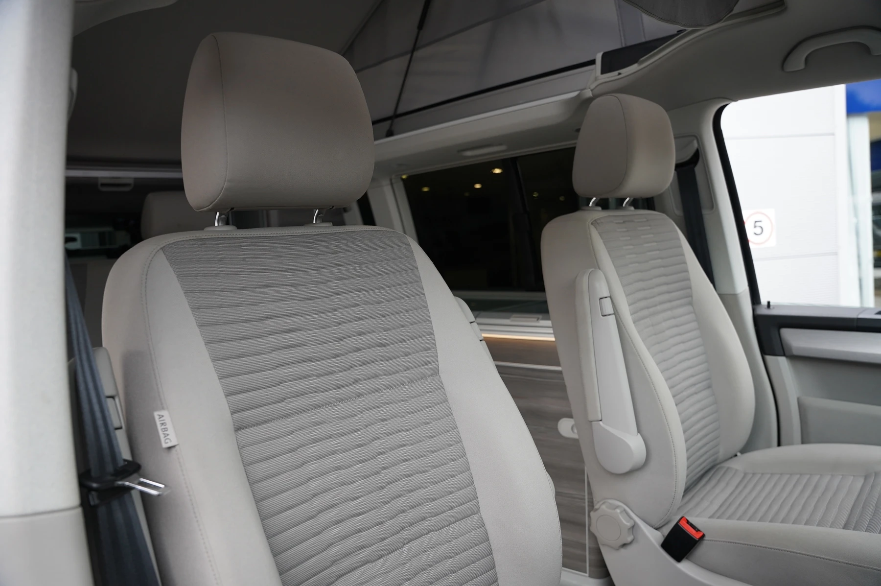 Volkswagen-California-image-8