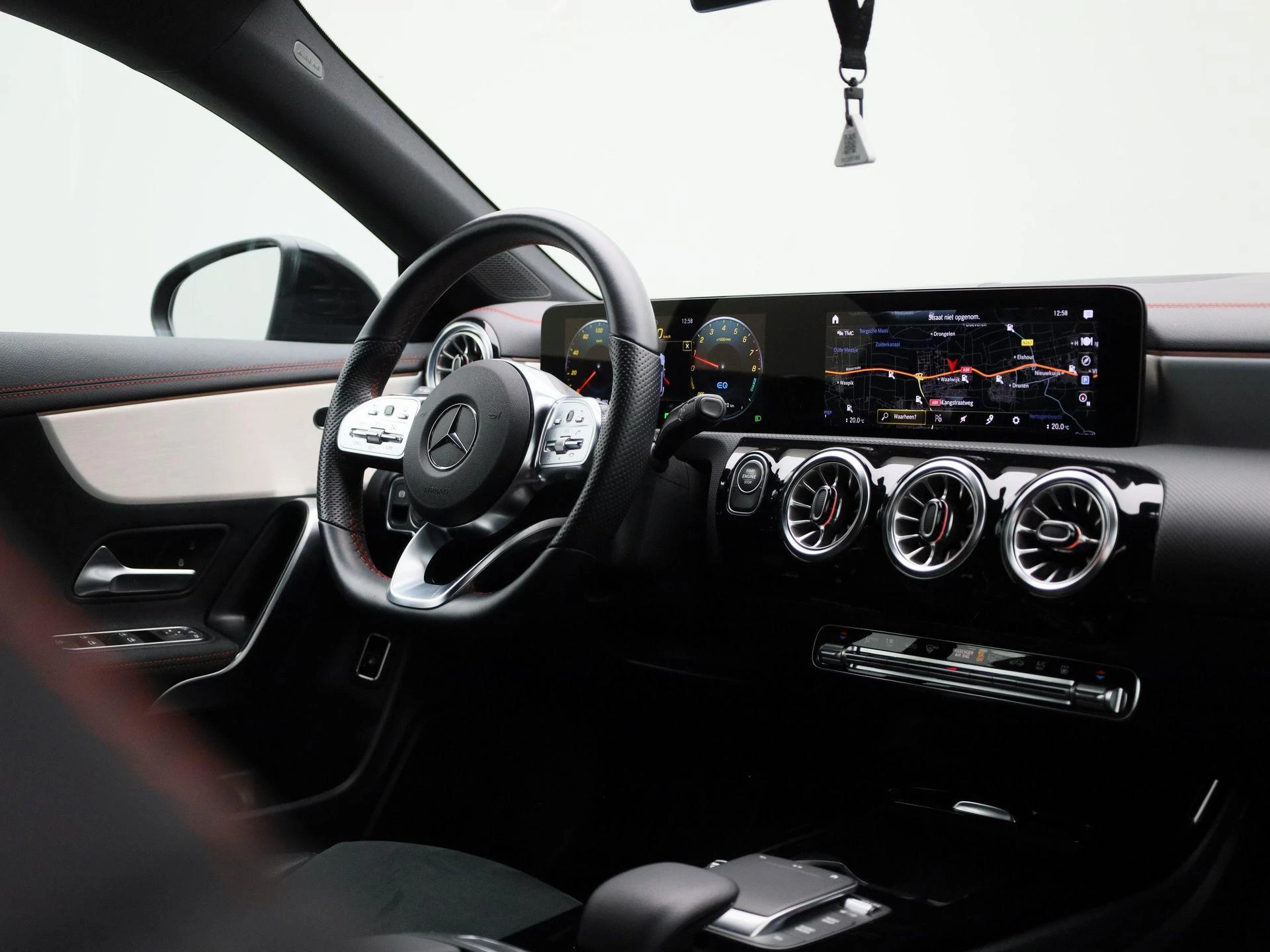 Mercedes-Benz-CLA-image-37