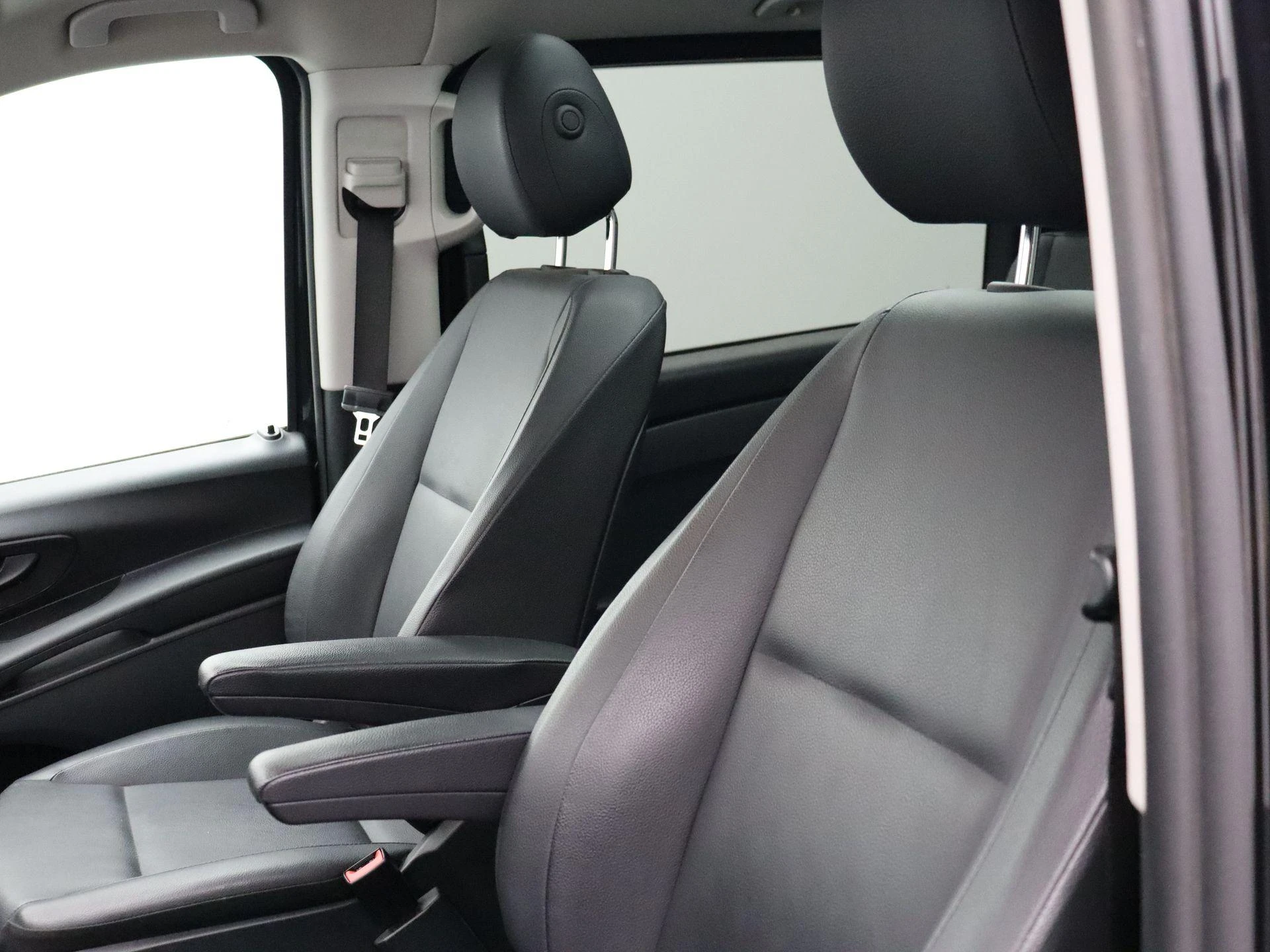 Mercedes-Benz-Vito-image-11