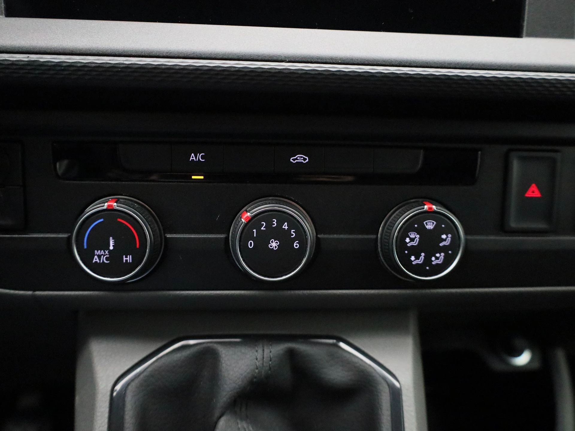Volkswagen-Transporter-image-14