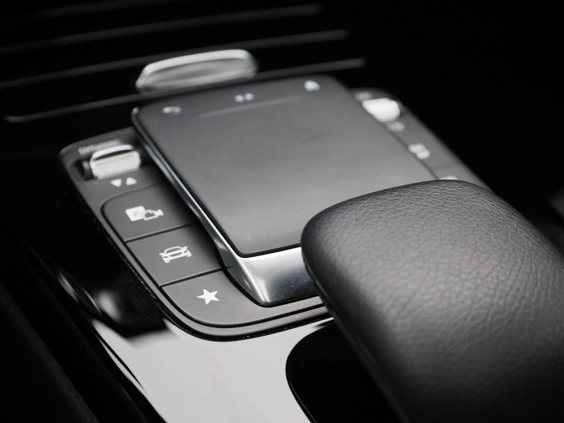 Mercedes-Benz-CLA-image-18
