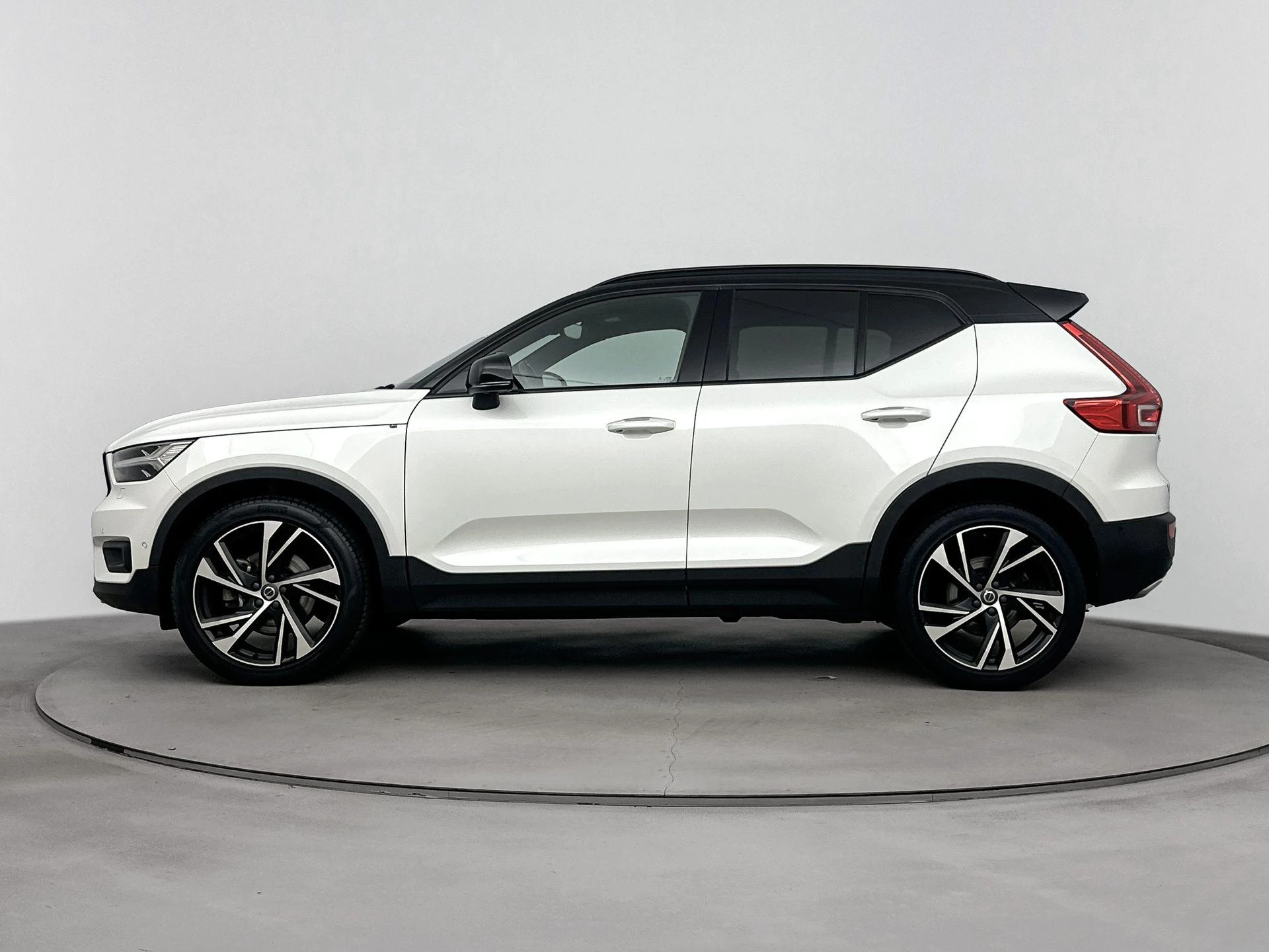 Volvo-XC40-image-1