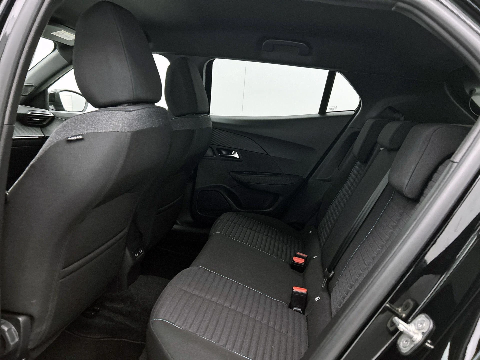 Peugeot-e-2008-image-25
