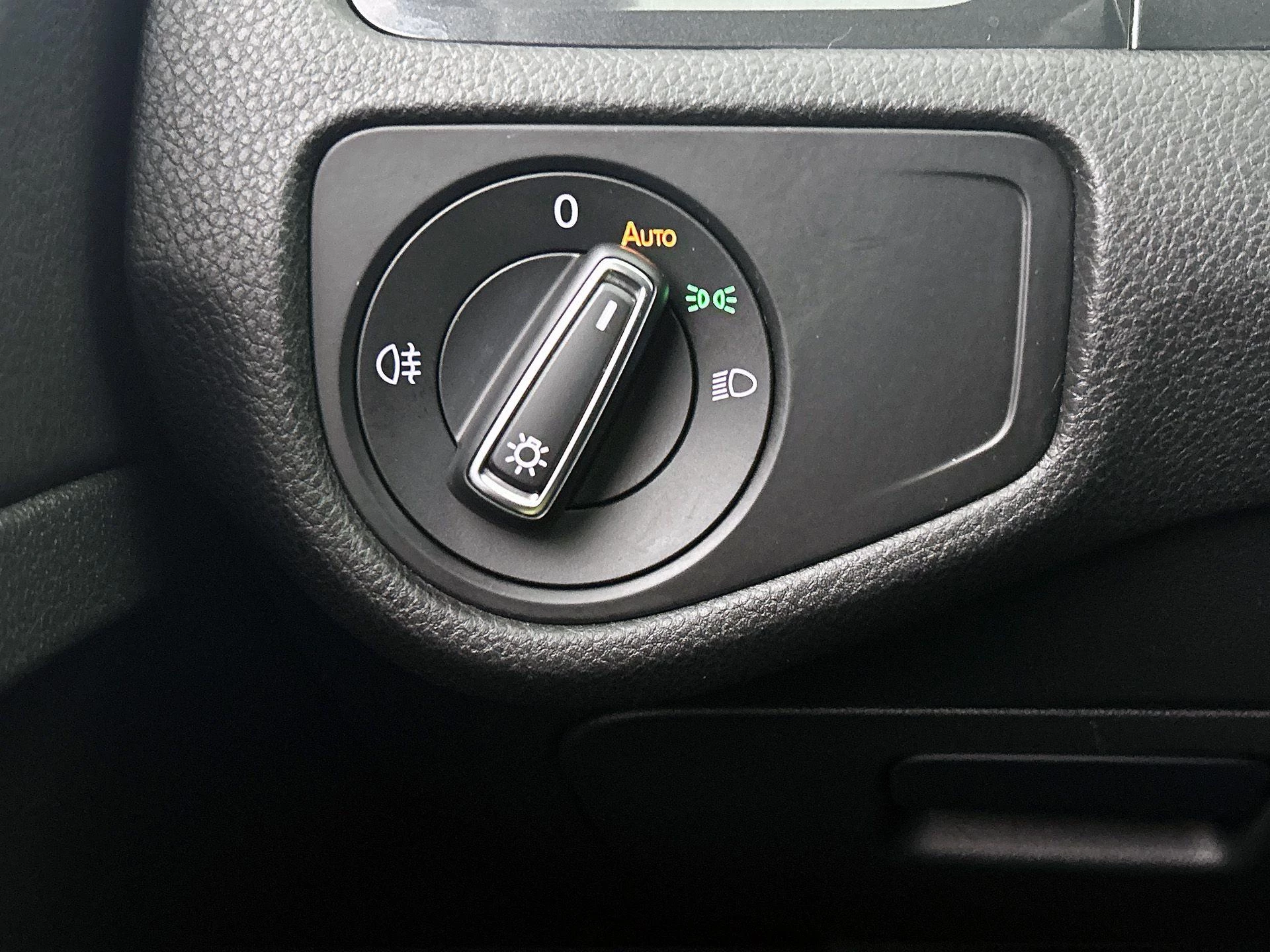 Volkswagen-Golf-image-24