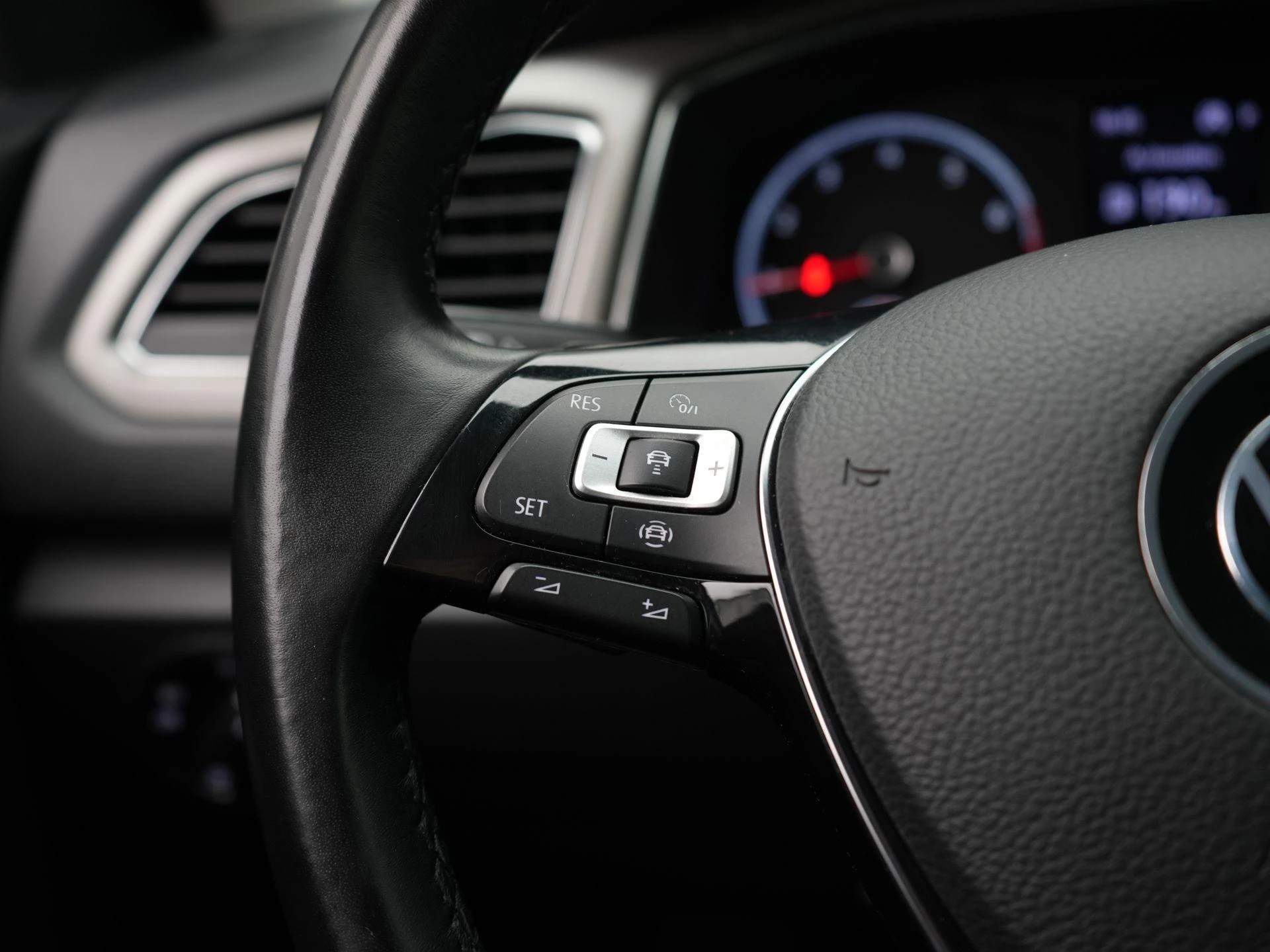 Volkswagen-T-Roc-image-23