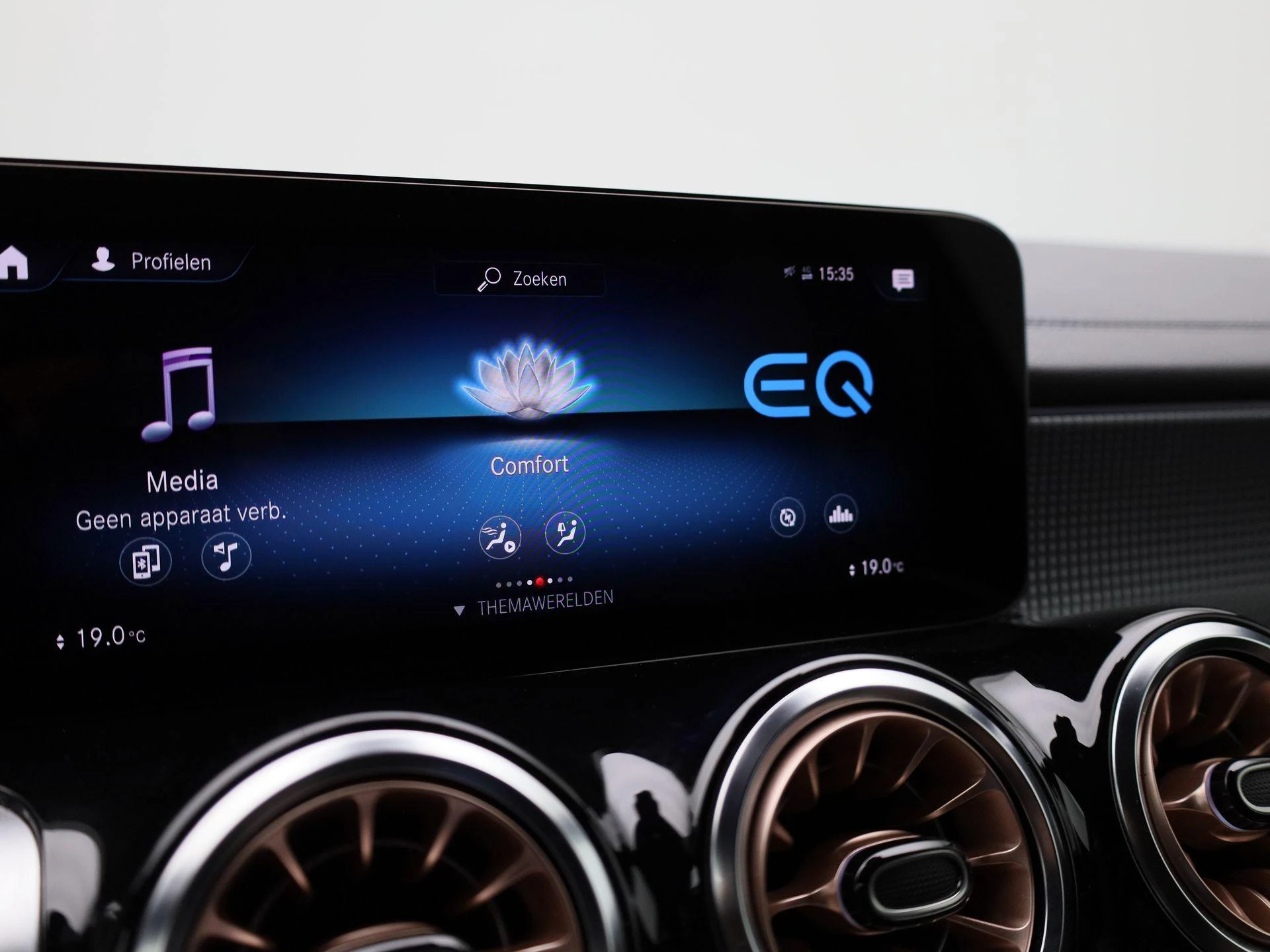 Mercedes-Benz-EQB-image-19