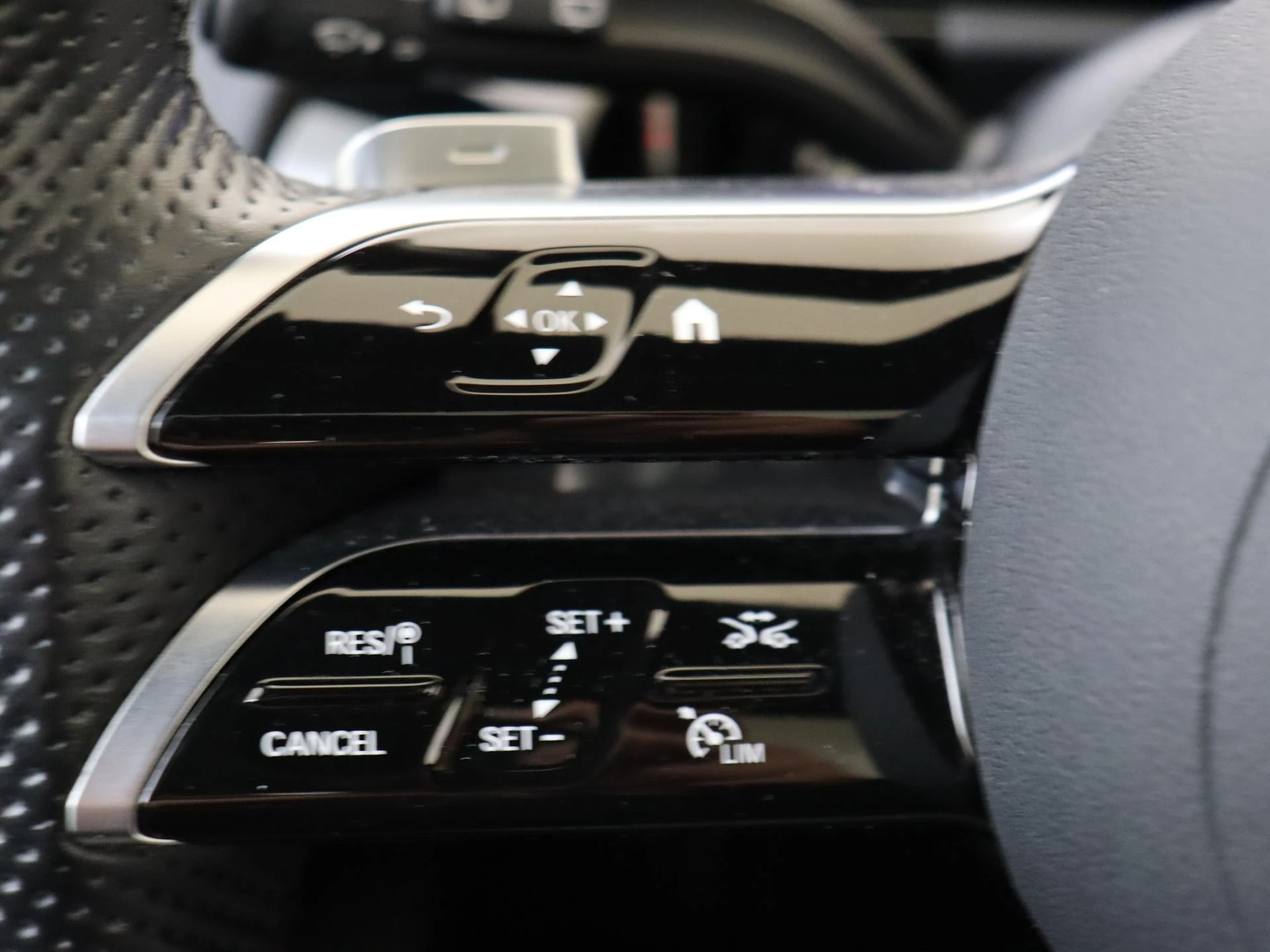 Mercedes-Benz-GLA-image-11