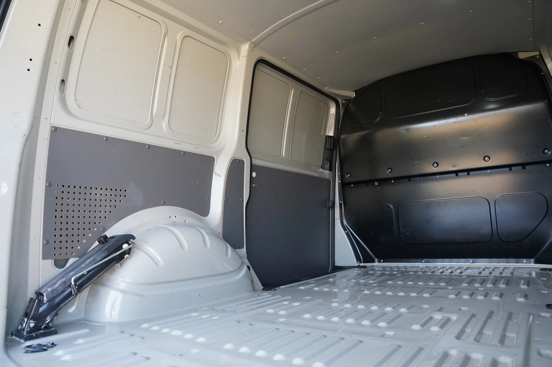 Volkswagen-Transporter-image-26