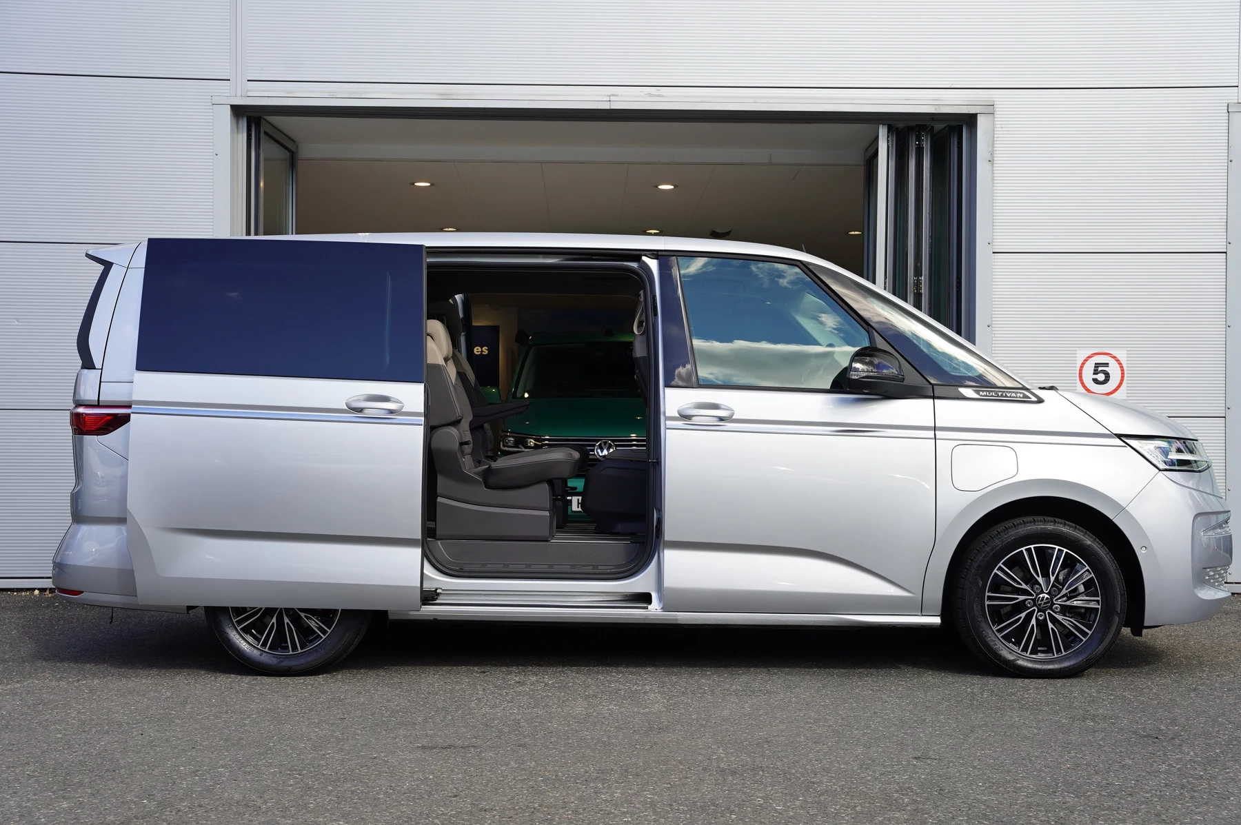 Volkswagen-Multivan-image-32