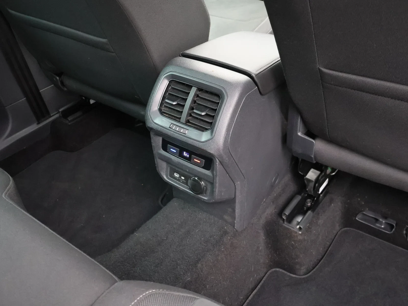 Volkswagen-Tiguan-image-10