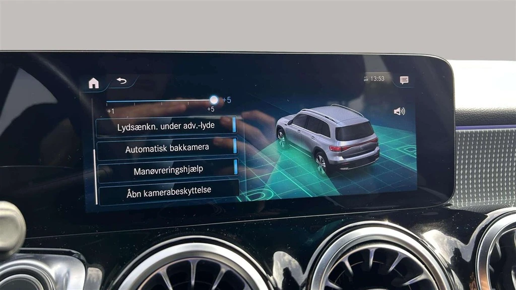 Mercedes-Benz-EQB-image-18