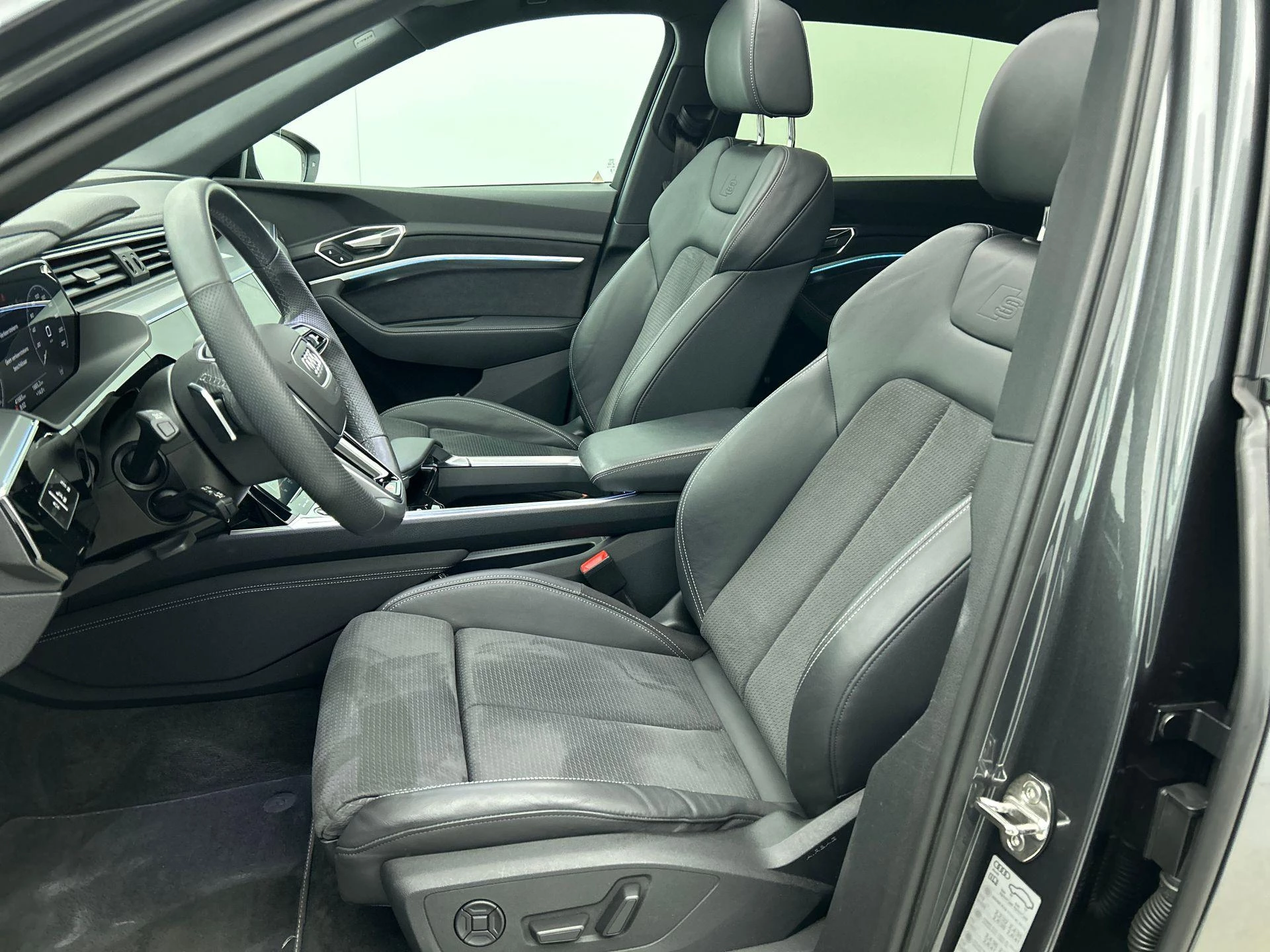 Audi-Q8 e-tron-image-40