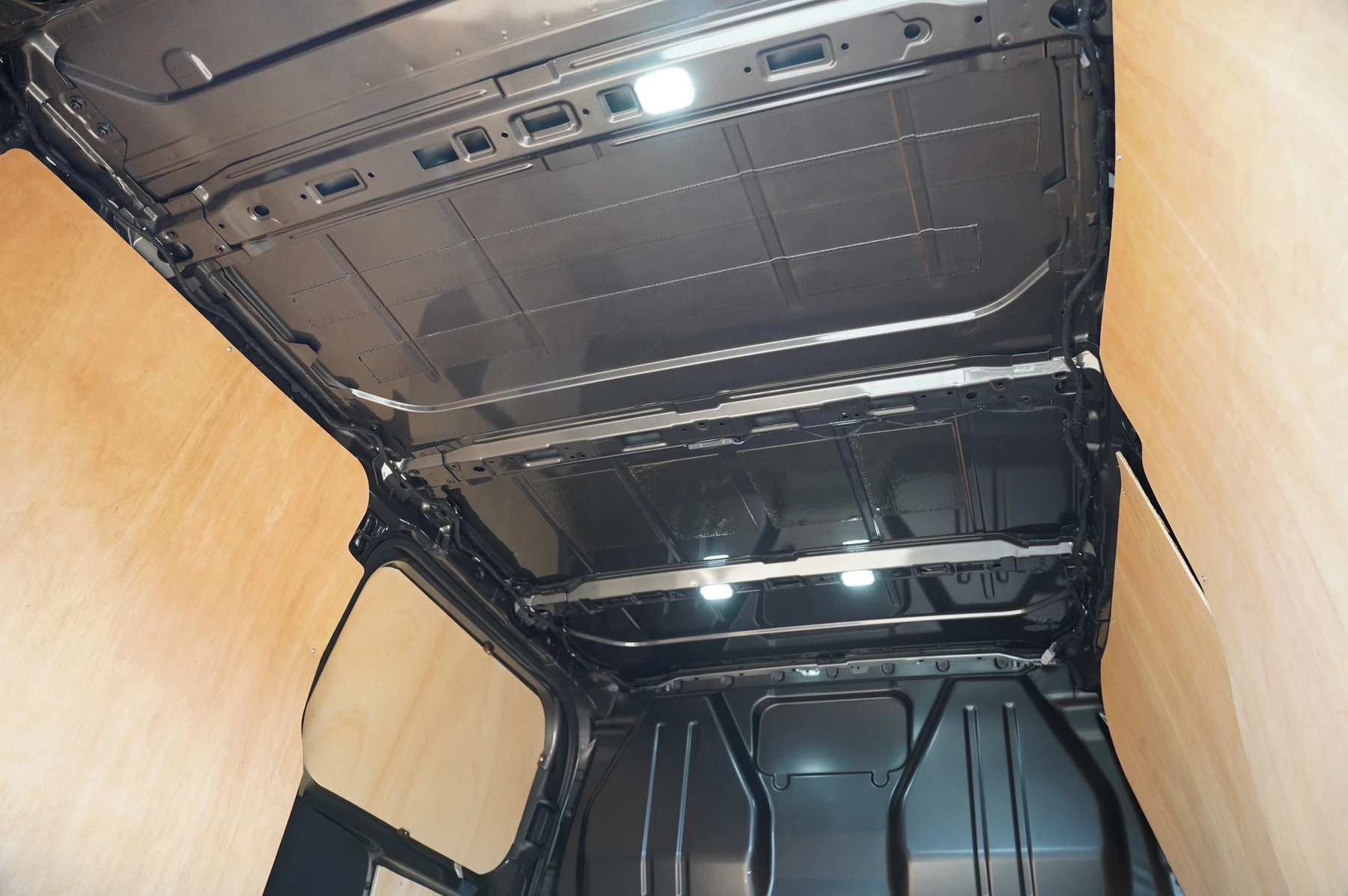 Volkswagen-Transporter-image-25