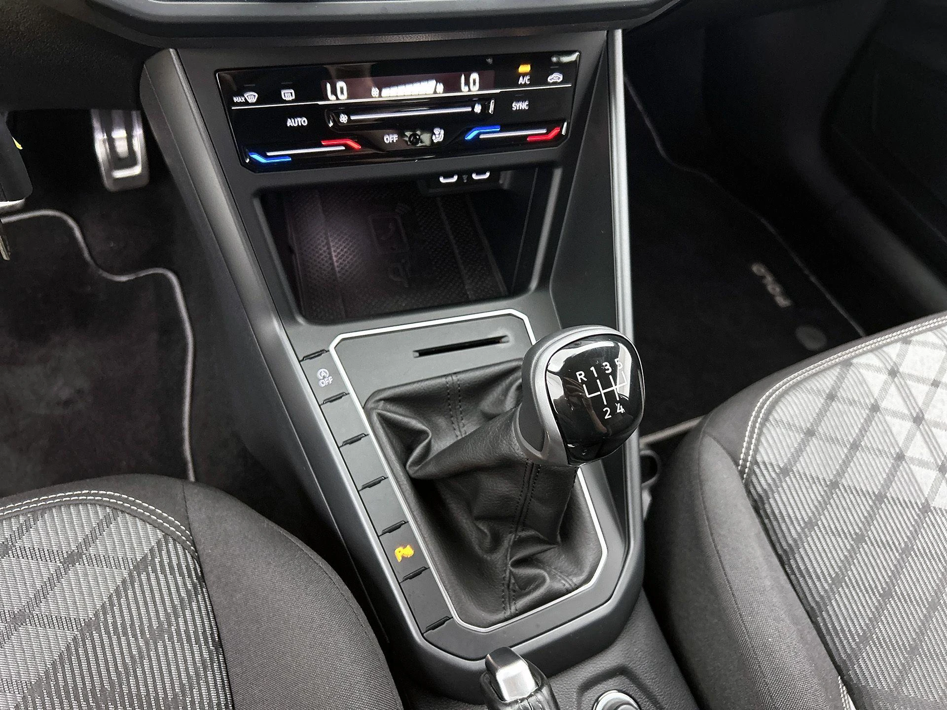 Volkswagen-Polo-image-14