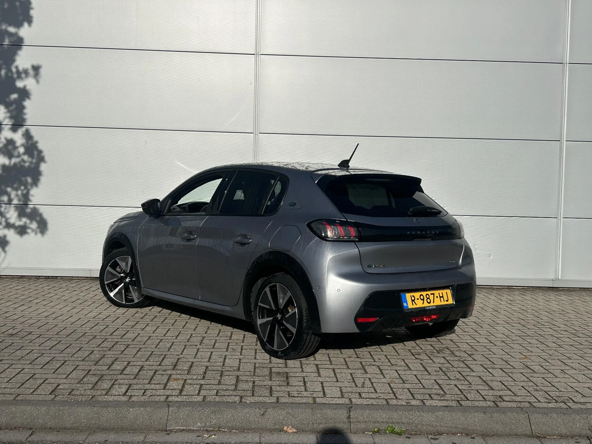 Peugeot e-208