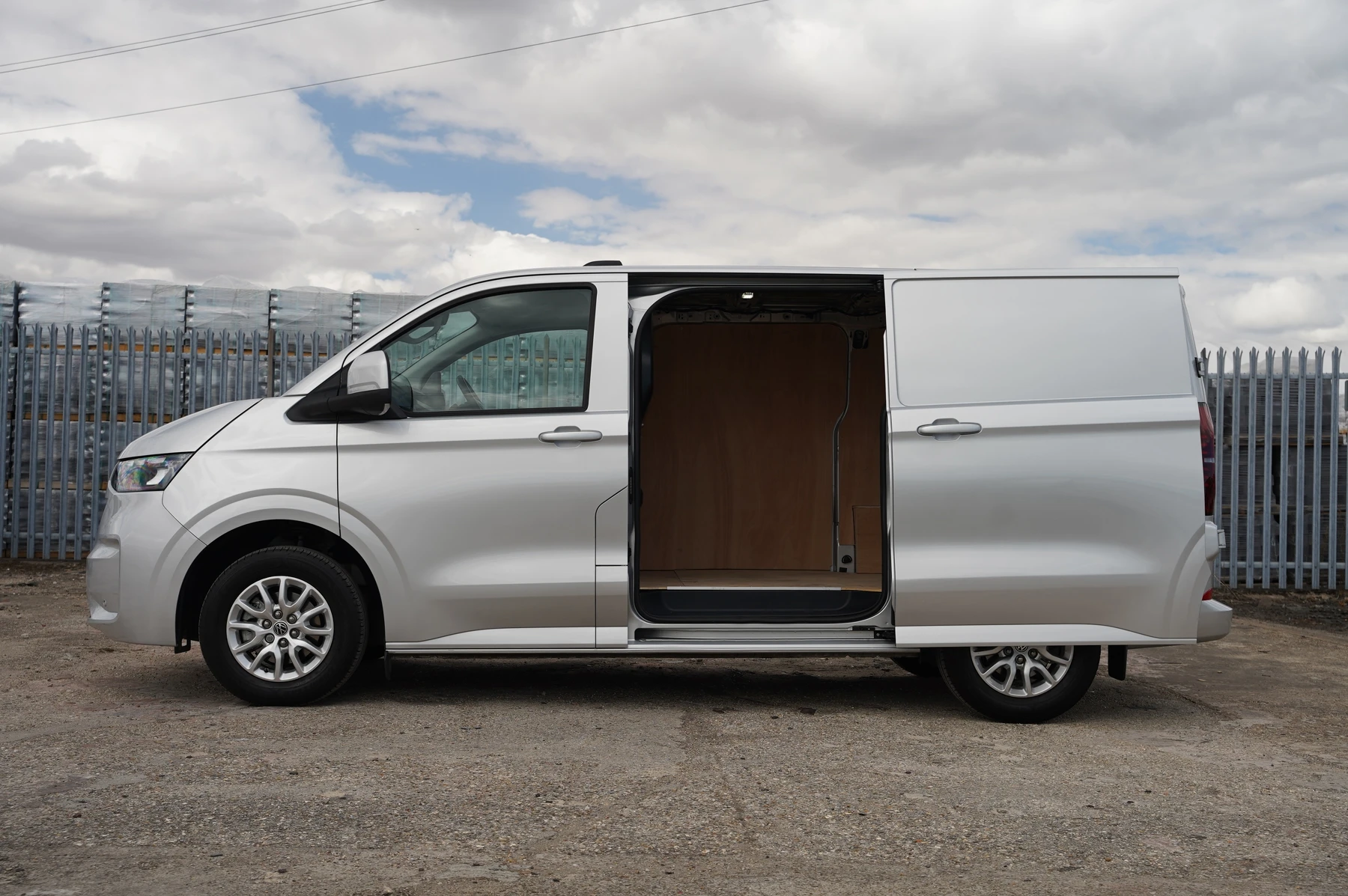 Volkswagen-Transporter-image-34