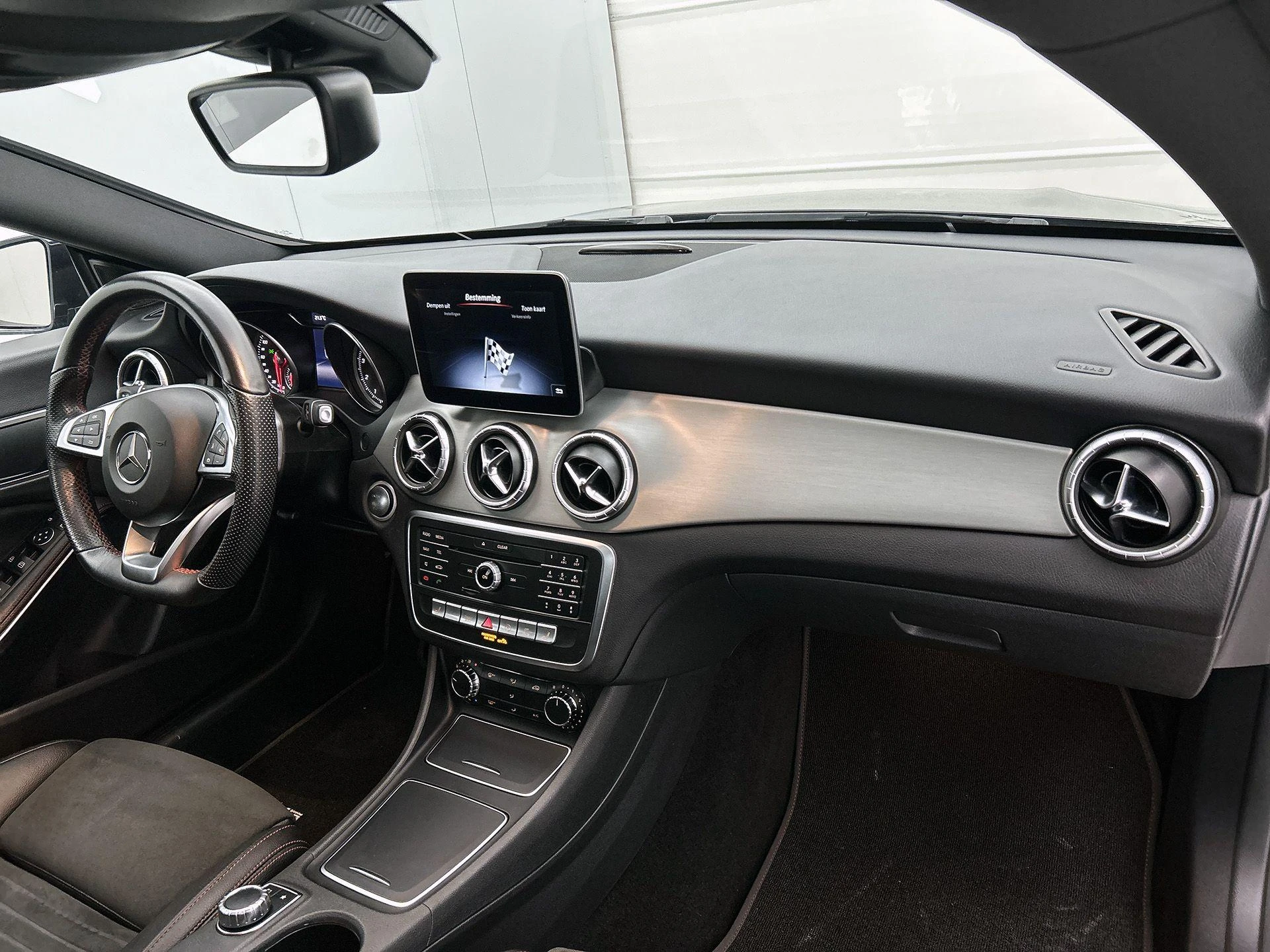 Mercedes-Benz-CLA-image-20