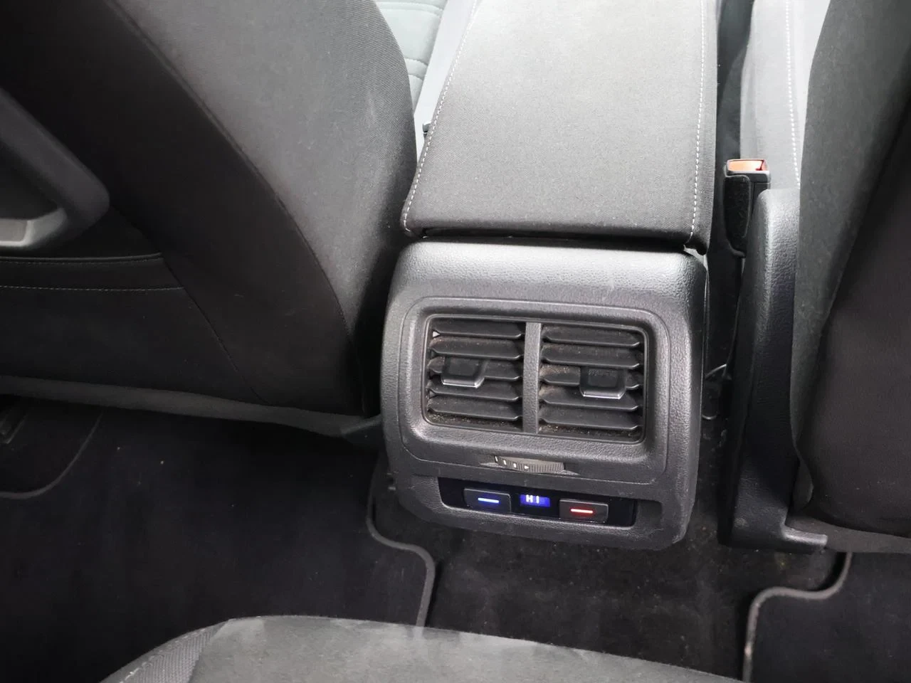 Volkswagen-Touran-image-11