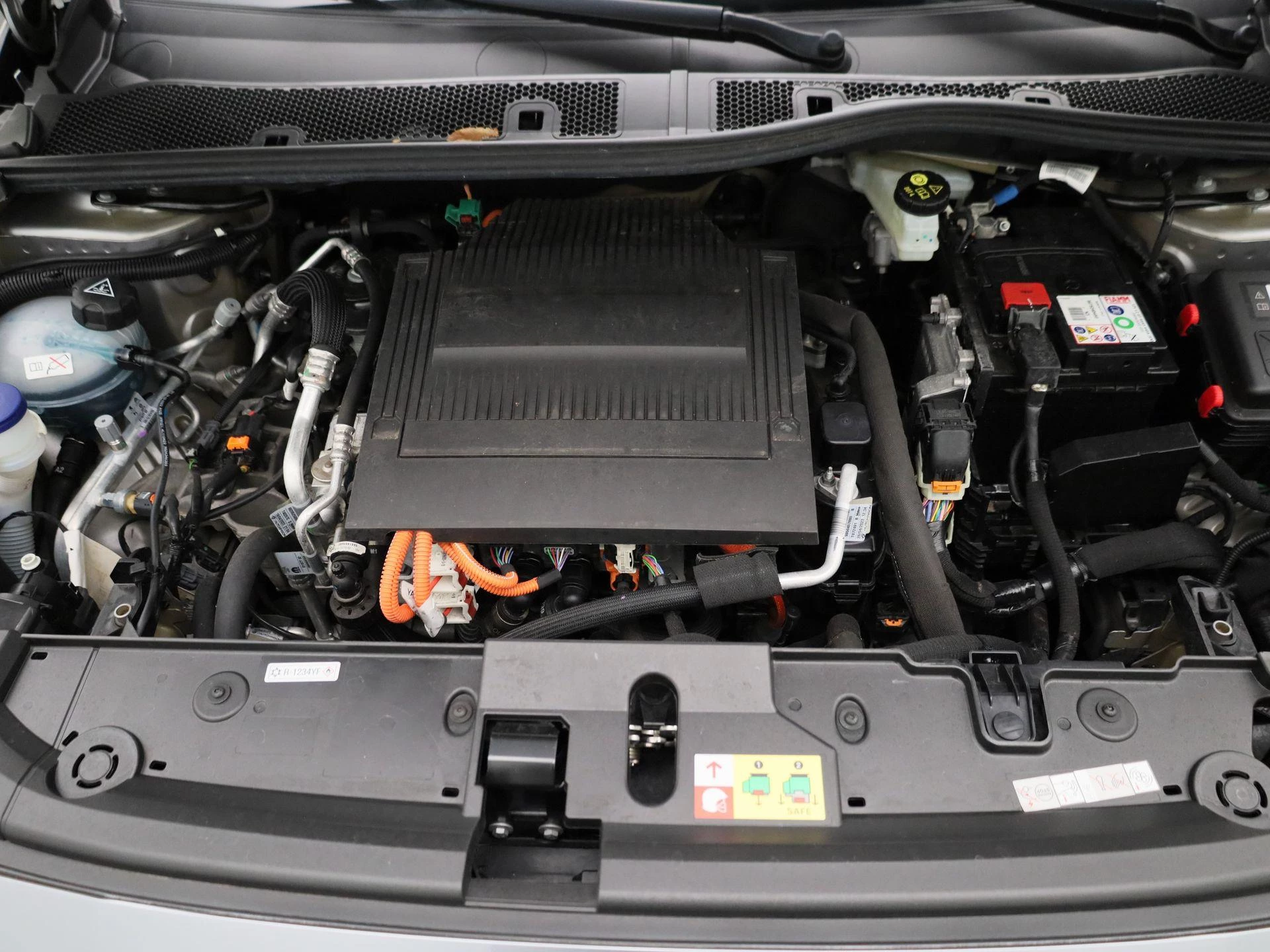 Peugeot-e-208-image-32