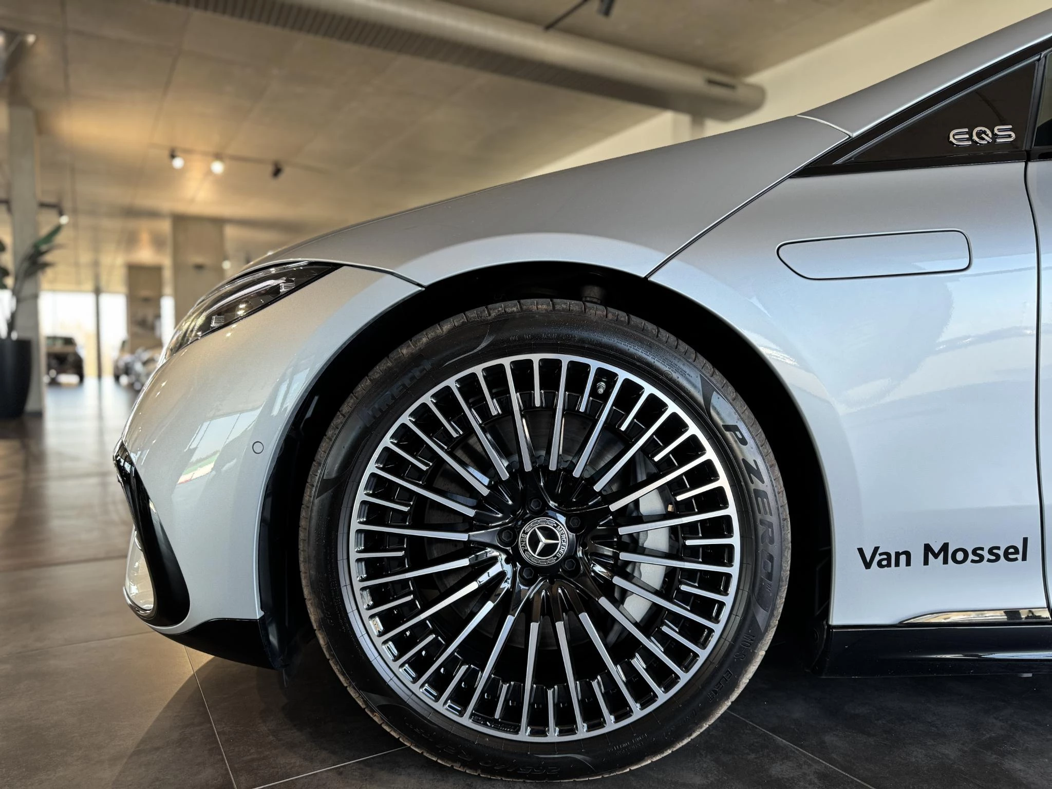 Mercedes-Benz-EQS-image-6