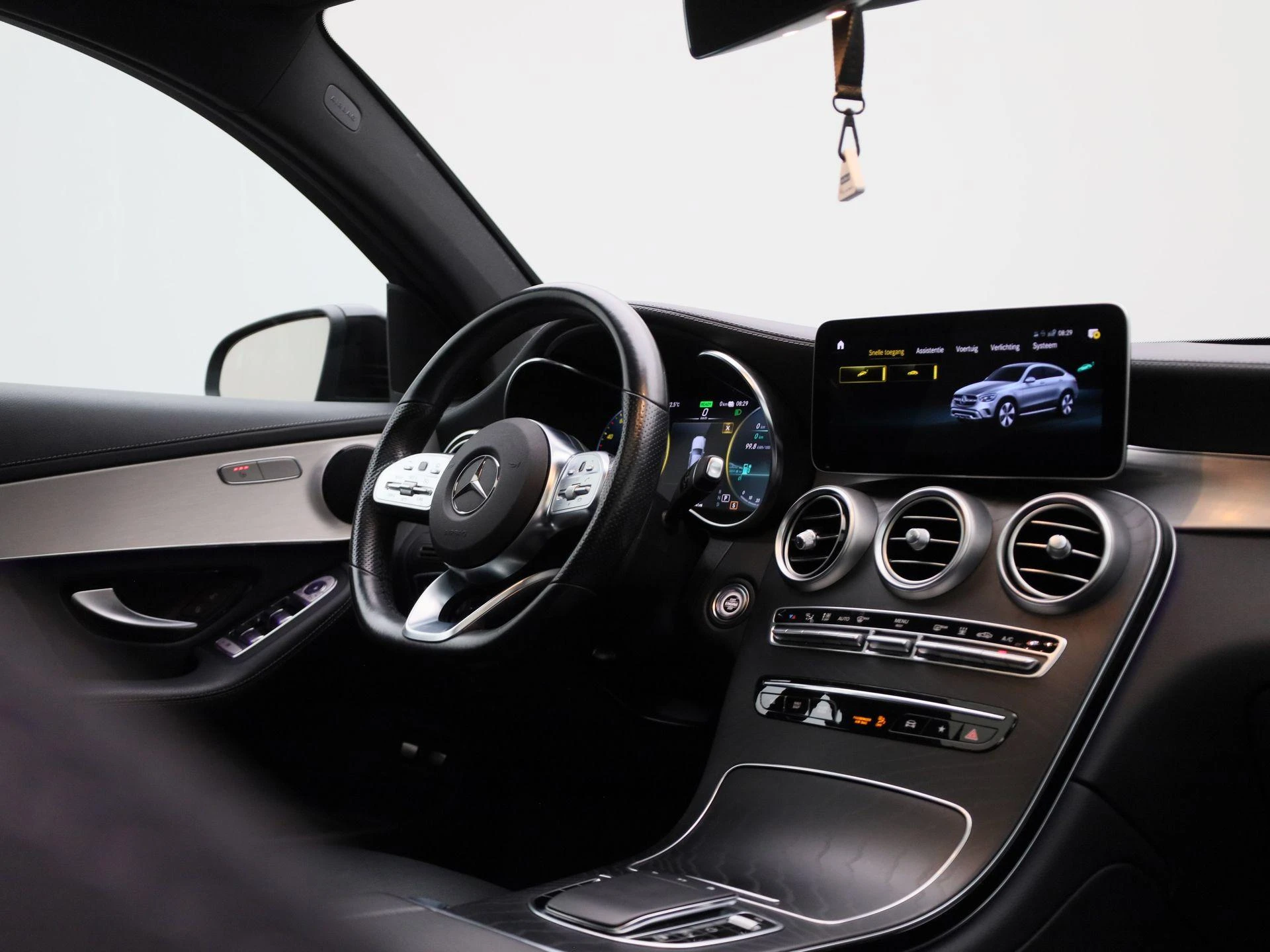 Mercedes-Benz-GLC-image-36