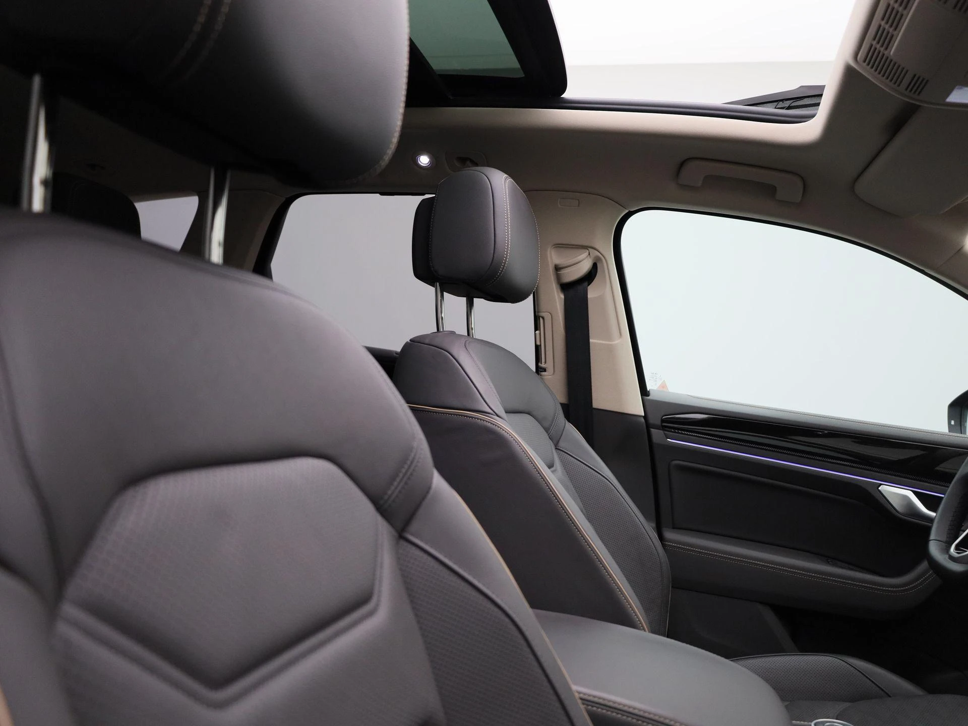 Volkswagen-Touareg-image-35