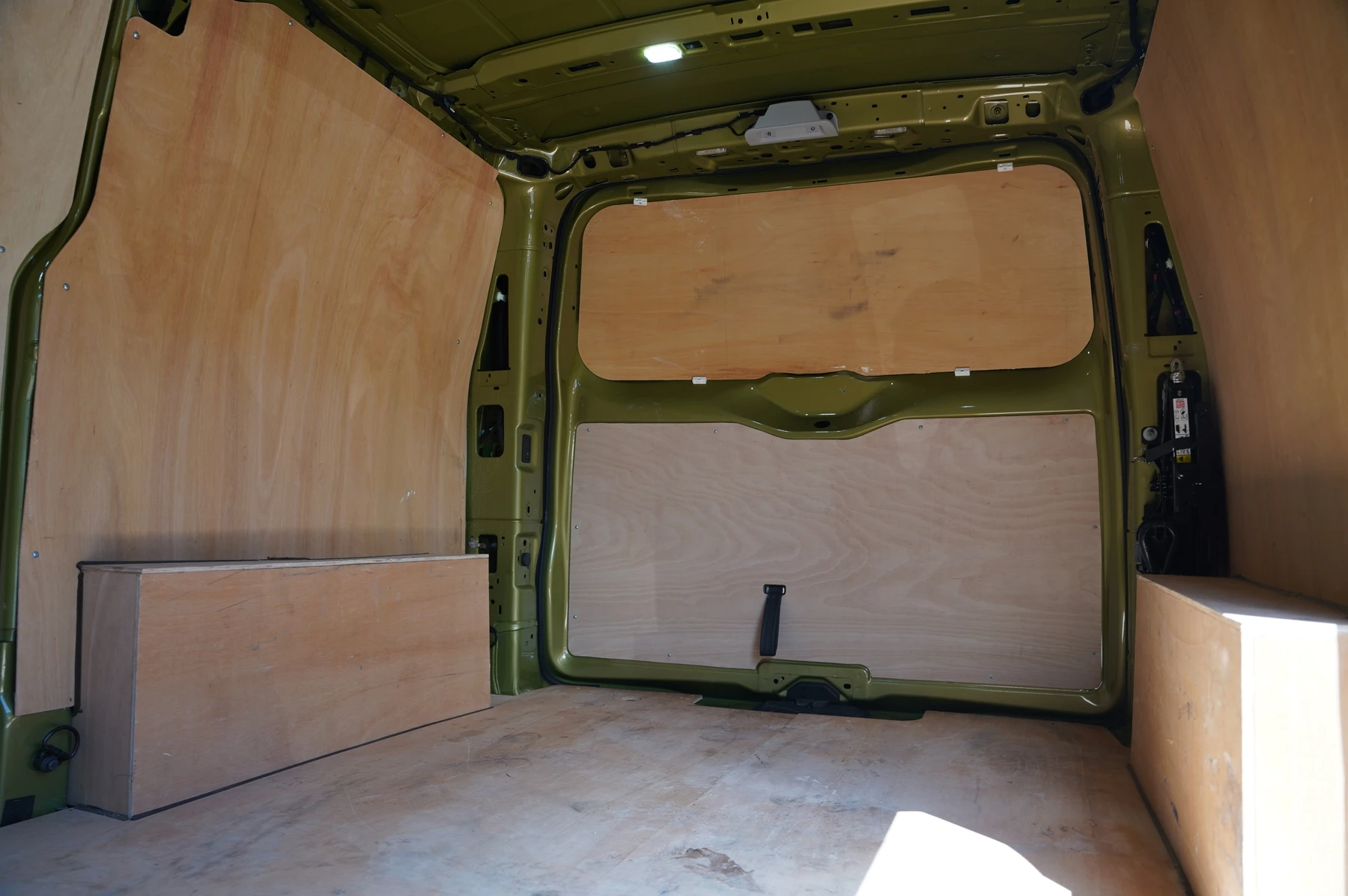 Volkswagen-Transporter-image-25