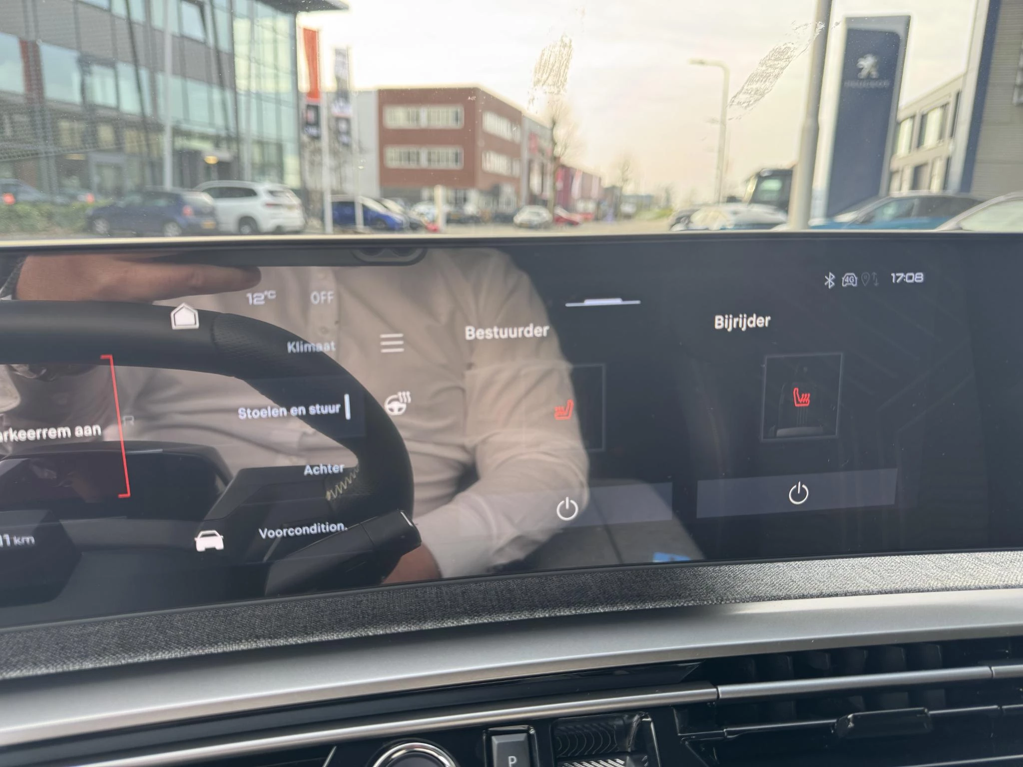 Peugeot-e-5008-image-23