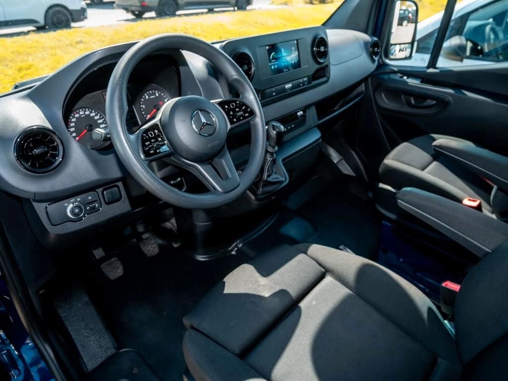 Mercedes-Benz-Sprinter 215-image-8